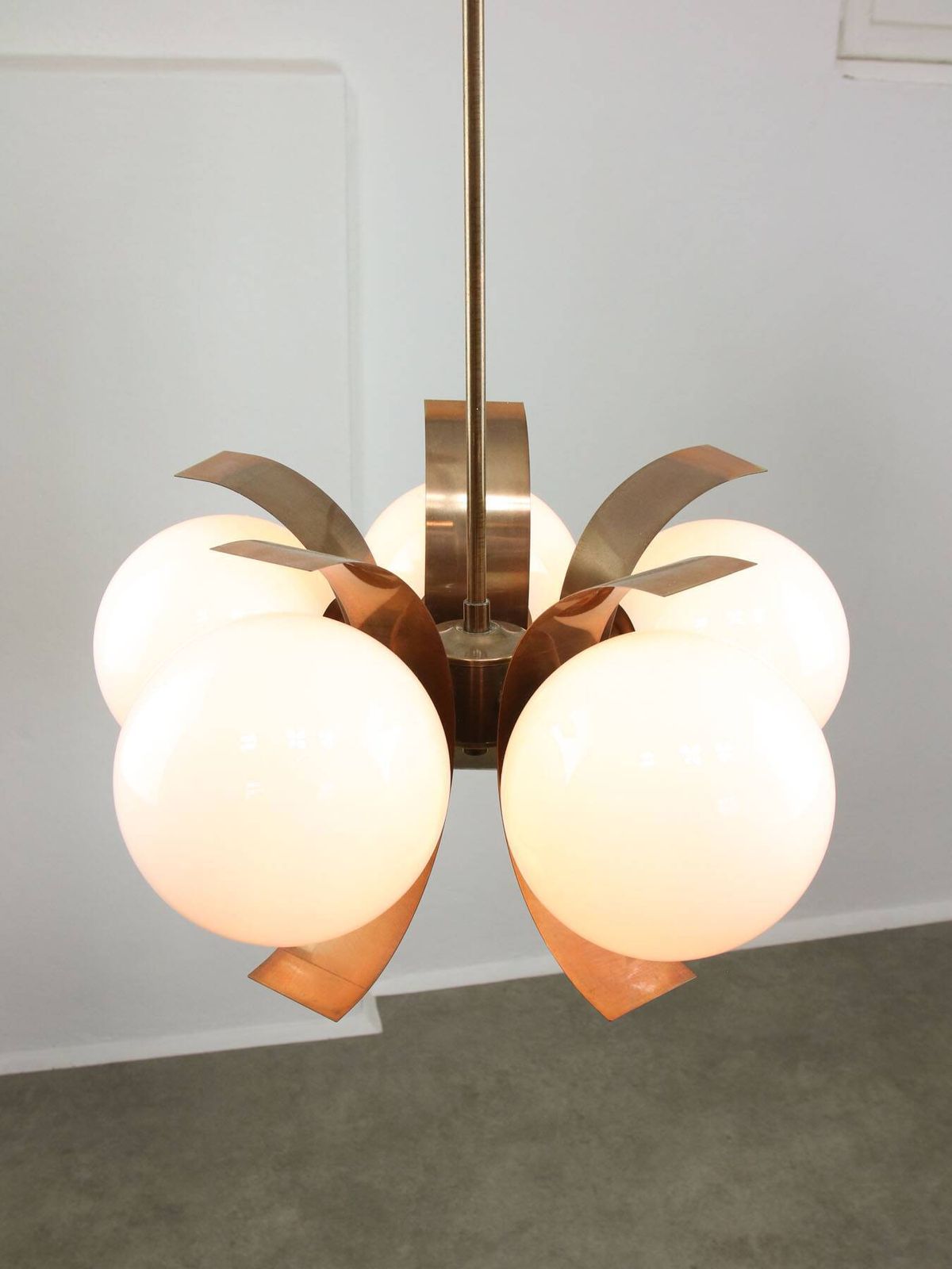 photo vintage Vintage Italian Copper And Opaline Chandelier, 1970s