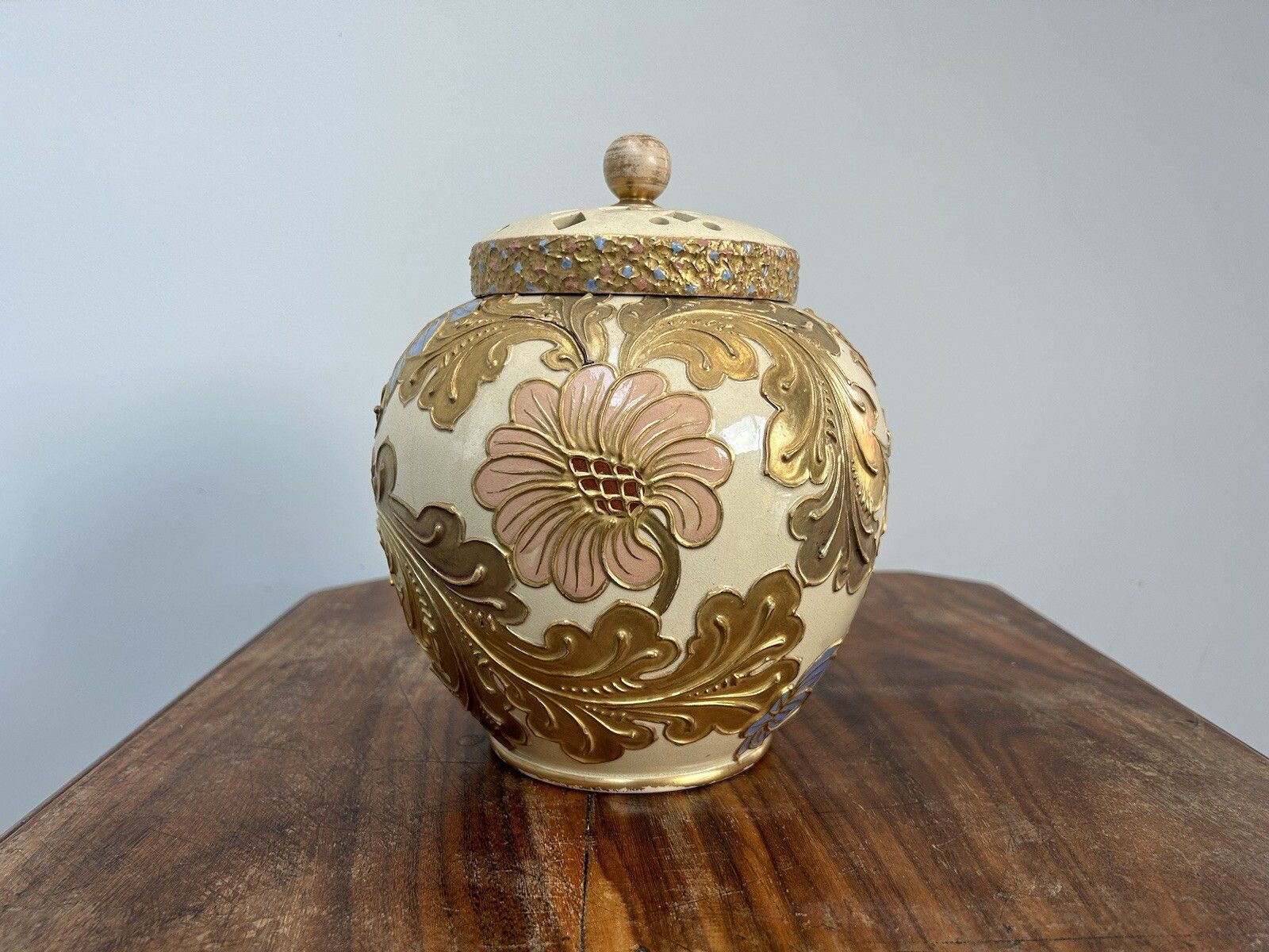 Wedgwood Golconda Ware Bulbous Lidded Vase Ceramic Wedgwood photo furniture