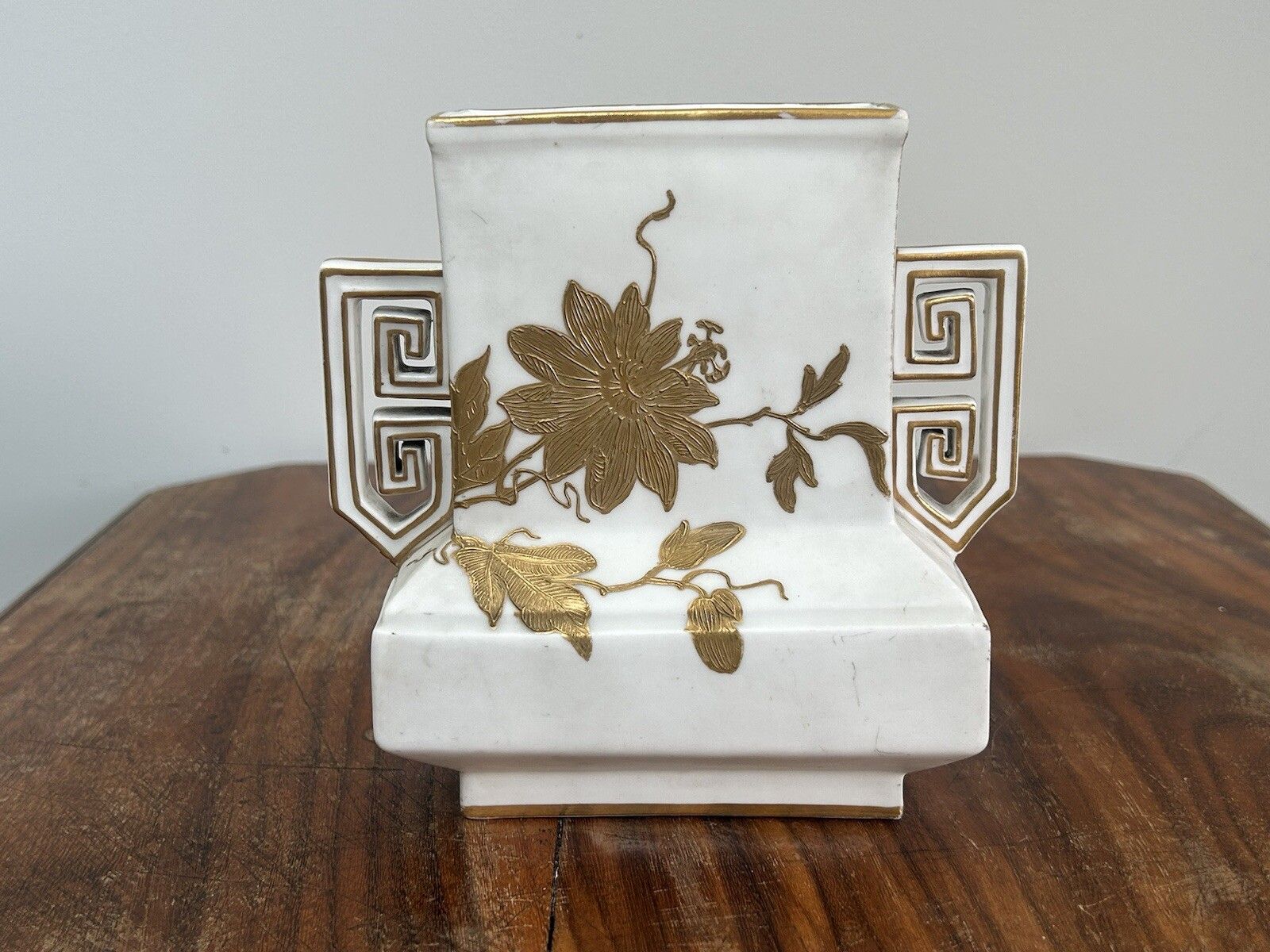 Wedgwood Bone China Aesthetic Movement Vase Uk, 1870s photo Home Decor
