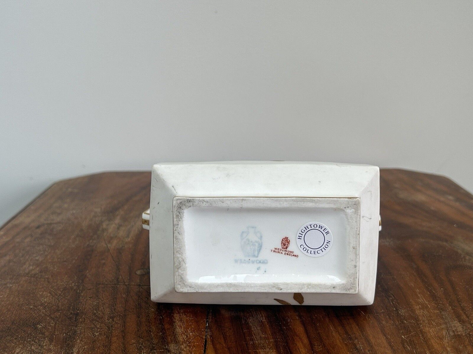 photo furniture Wedgwood Bone China Aesthetic Movement Vase Uk, 1870s