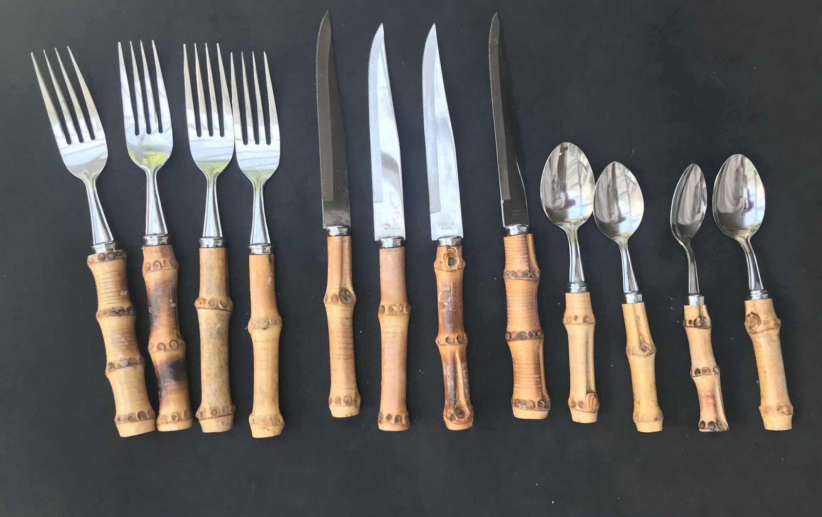 Vintage bestekset met bamboegrepen – 4 vorken, 4 messen en 4 kleine lepels – Tiki-stijl, Japan, Boho, Mid-Century photo furniture