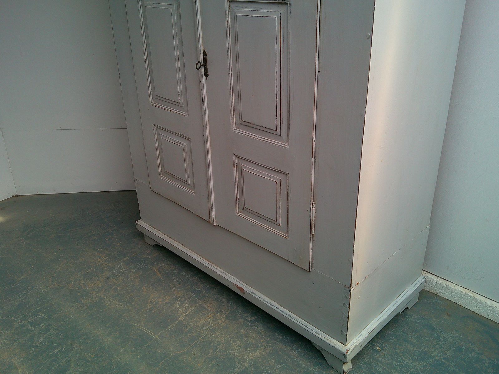 A Lovely Painted Light Grey Pine Georgian 1 Piece Hall Wardrobe photo for sale