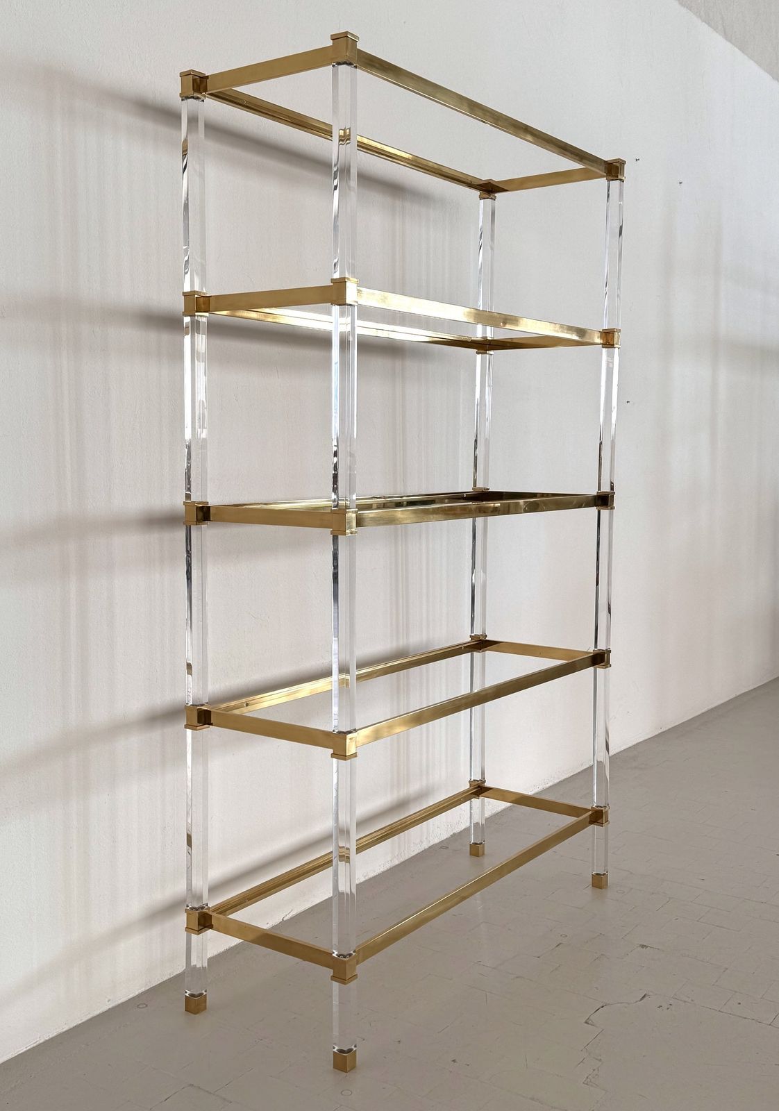photo furniture Large Italian Midcentury Shelf In Lucite And Glass, 1980s