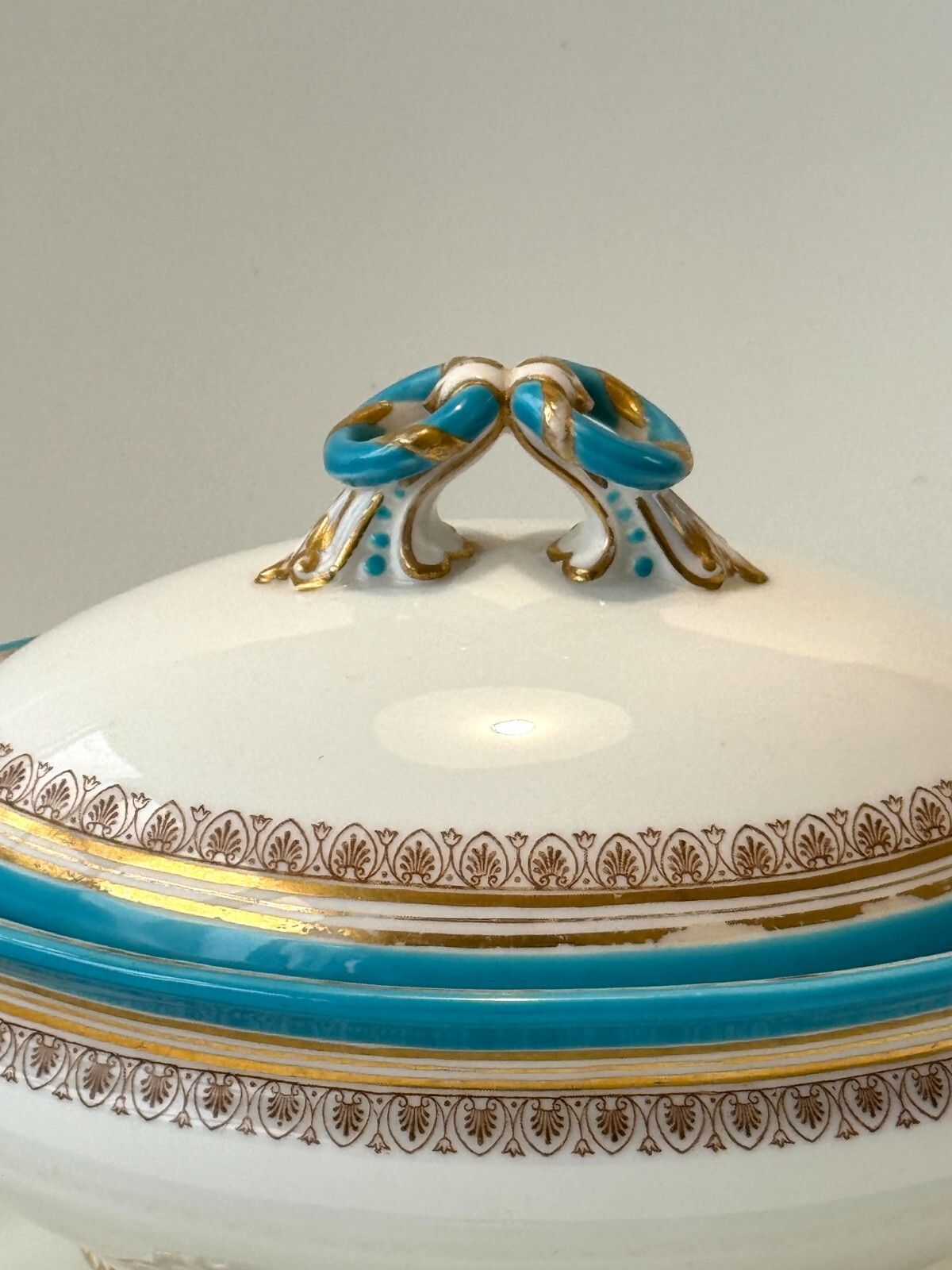 A Pair Of Late 19th Century Porcelain Royal Worcester Tureens 1884 A/F photo 100.0