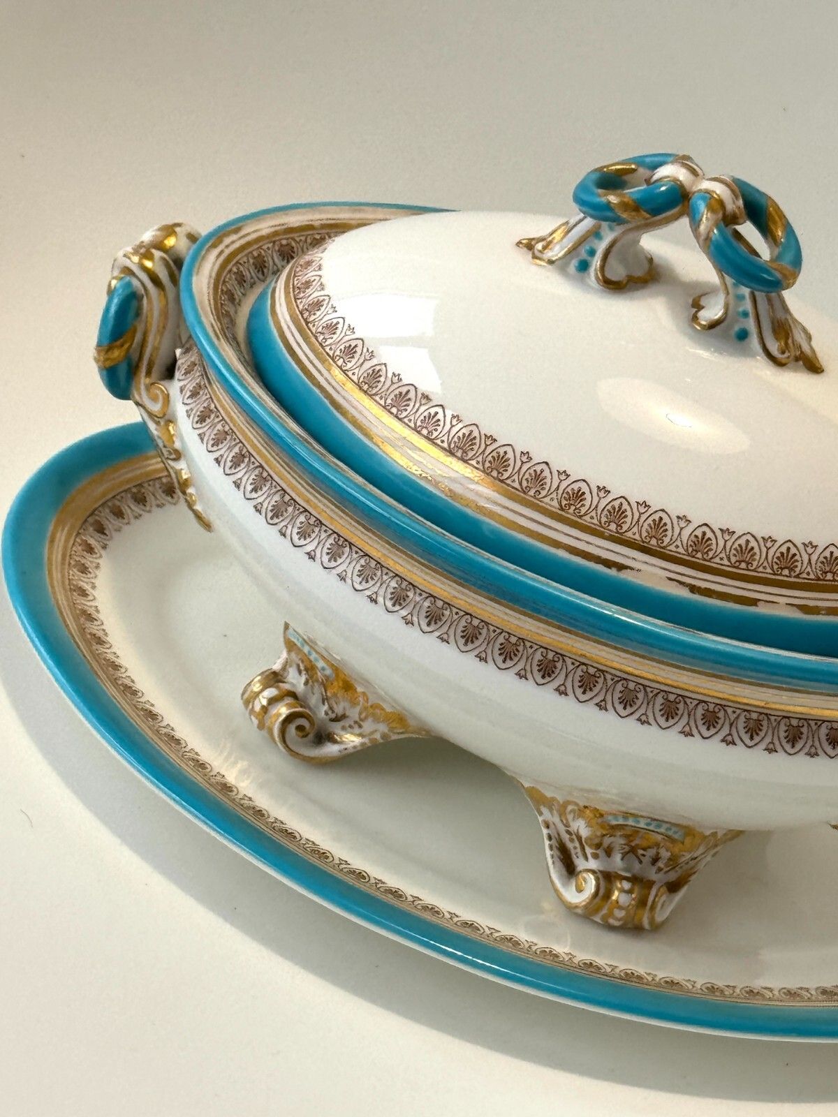 A Pair Of Late 19th Century Porcelain Royal Worcester Tureens 1884 A/F photo vinterior
