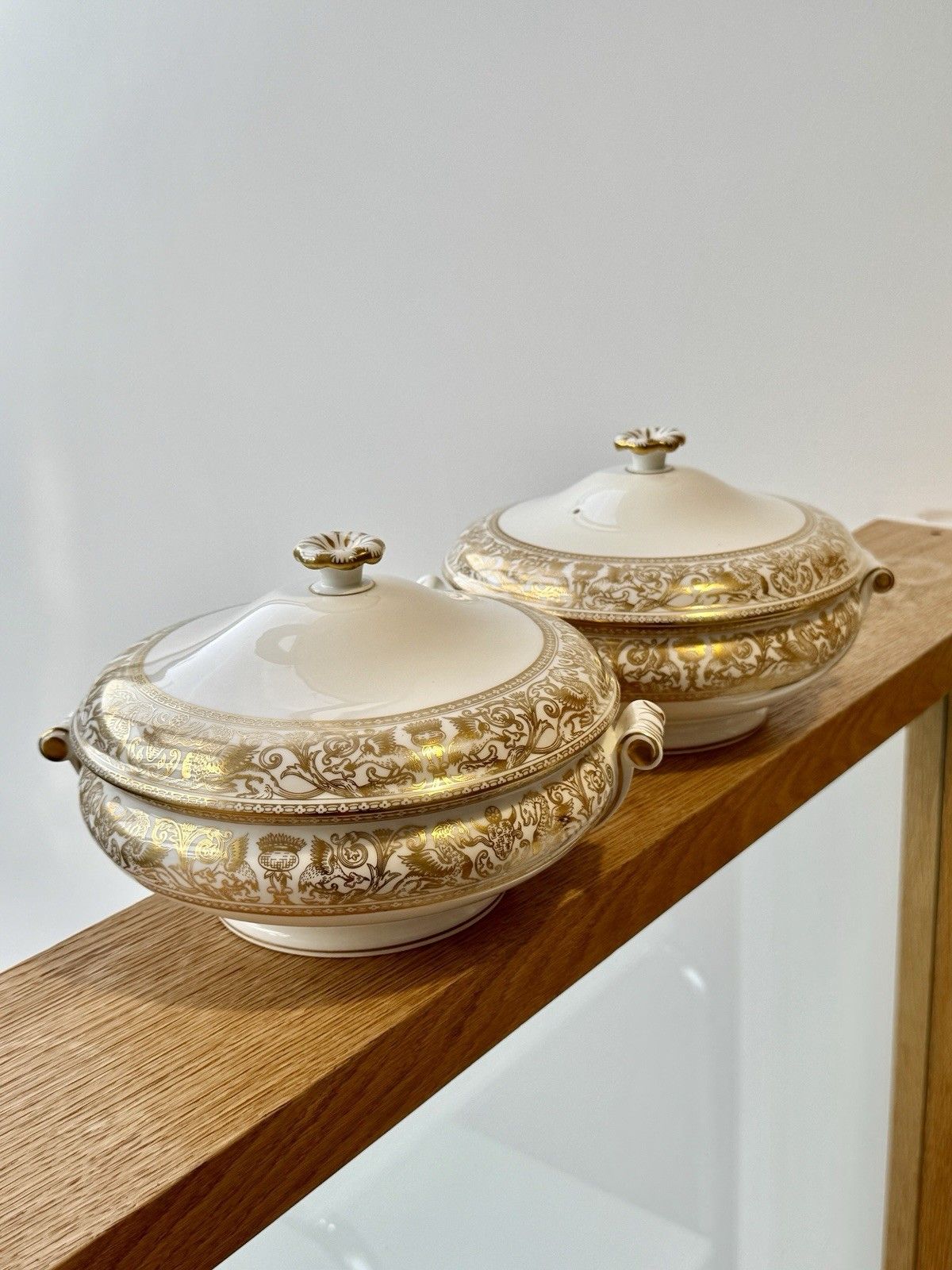 photo vintage Vegetable Tureen With Lid Wedgwood Gold Florentine Green Urn Backstamp