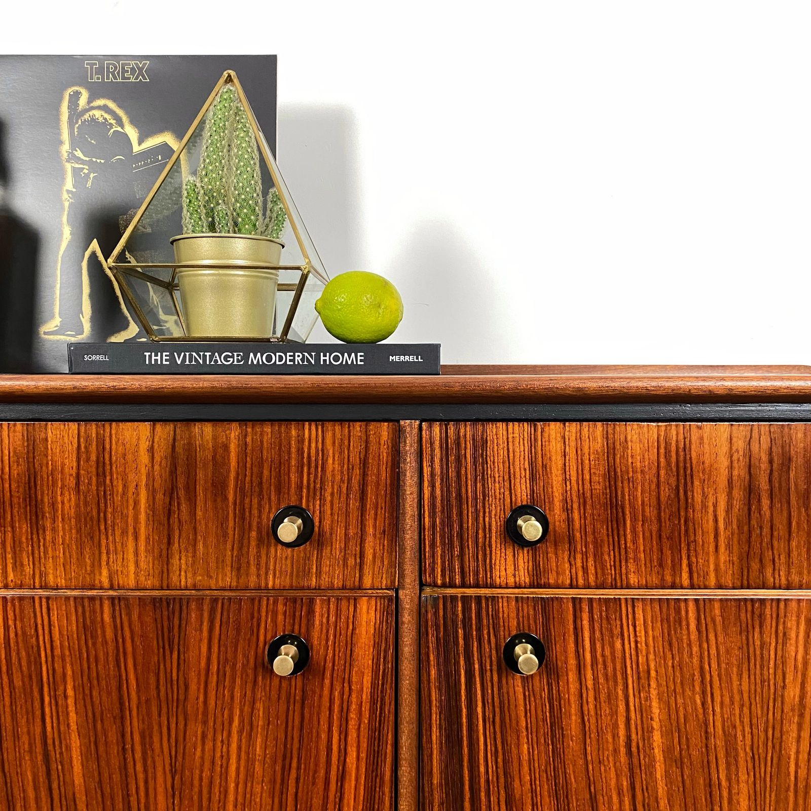 photo vintage Mid Century Cocktail Bar Drinks Cabinet By Heal's In Rosewood And Brass With Black & Gold Jackson Pollock Paint Effect