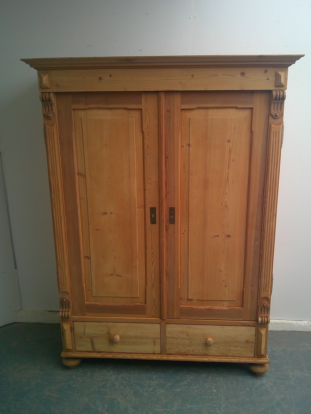 photo furniture A Rare Georgian  Pine Fitted 1 Piece Cupboard To Wax/Paint