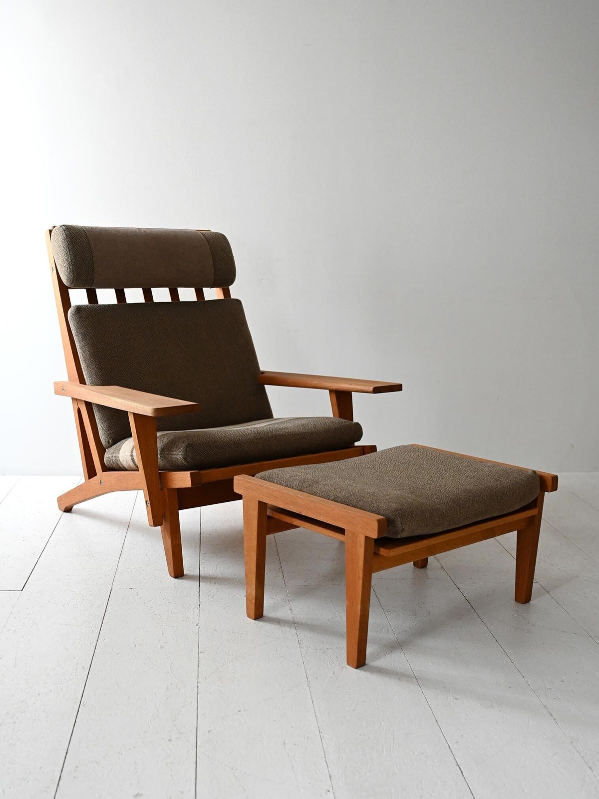 Hans Wegner Ge 375 Armchair With Footrest photo for sale