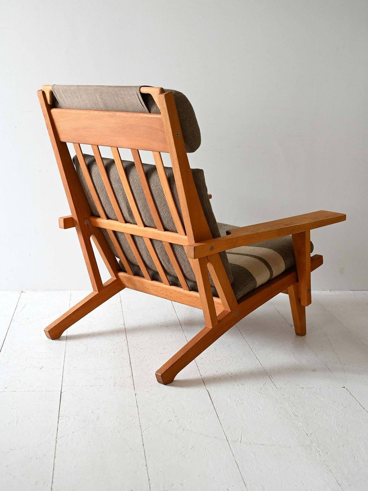Hans Wegner Ge 375 Armchair With Footrest photo vinterior