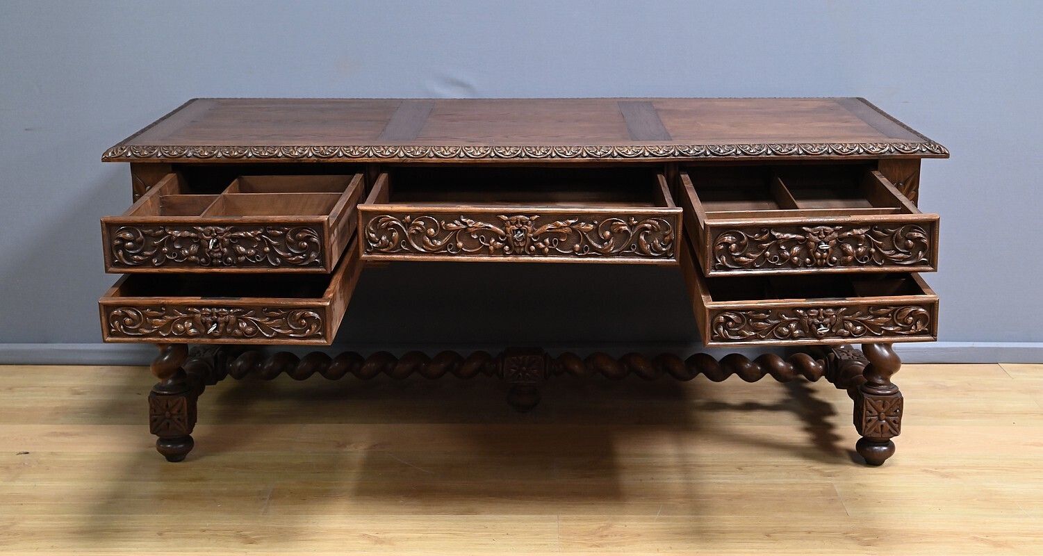 photo vinterior Oak Desk, Neo Gothic Style – Late 19th Century