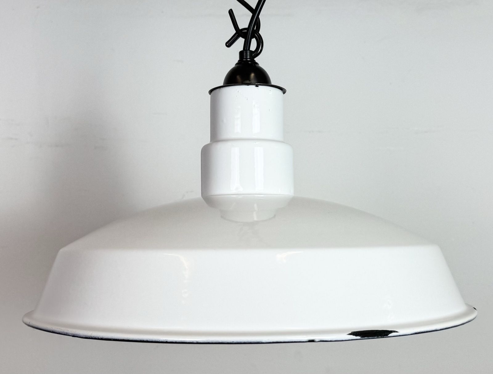 photo vinterior Industrial White Enamel Factory Pendant Lamp, 1960s, 4x