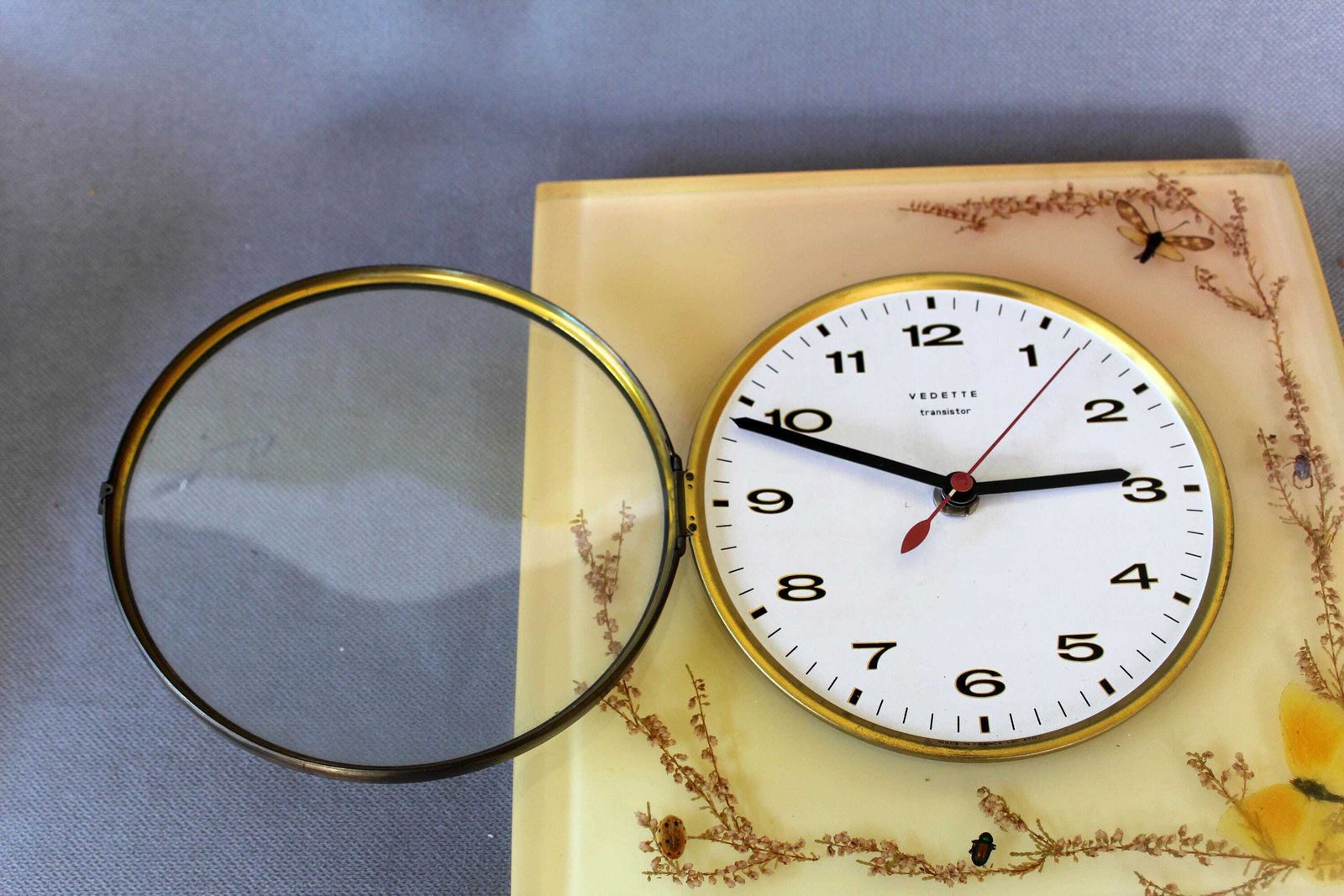 Vintage French Vedette Transistor Wall Clock, Unusual Resin Clock, Battery Operated, Insects Butterfly Dried Flowers, Works, Retro Mcm photo vinterior