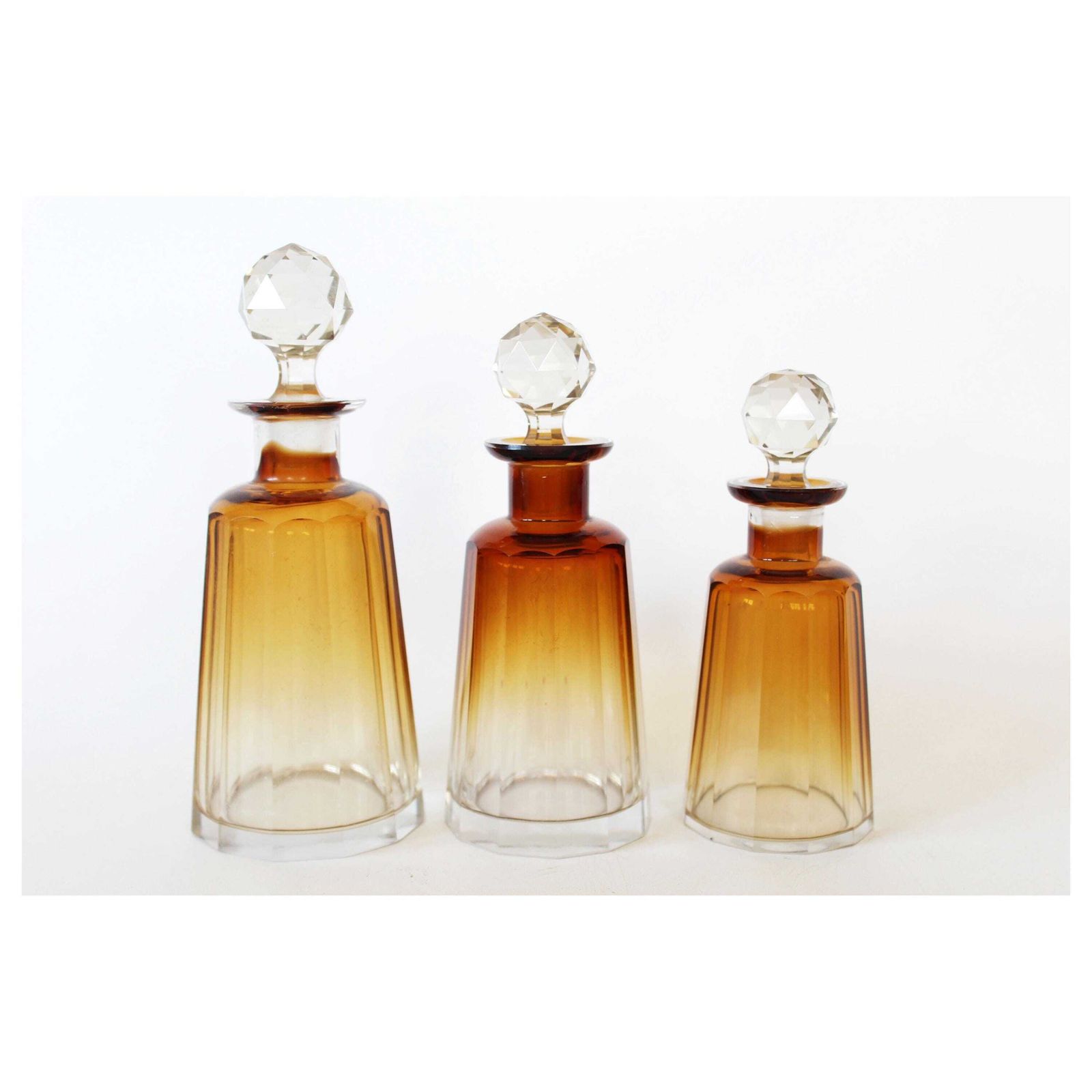 Set Van 3 Franse Antieke Kristallen Parfumflesjes, Ca. 1930, Art Deco, Kleurverloop Van Donker Amber Naar Helder, Geslepen Facetten, Kunstglas, Ongesigneerd