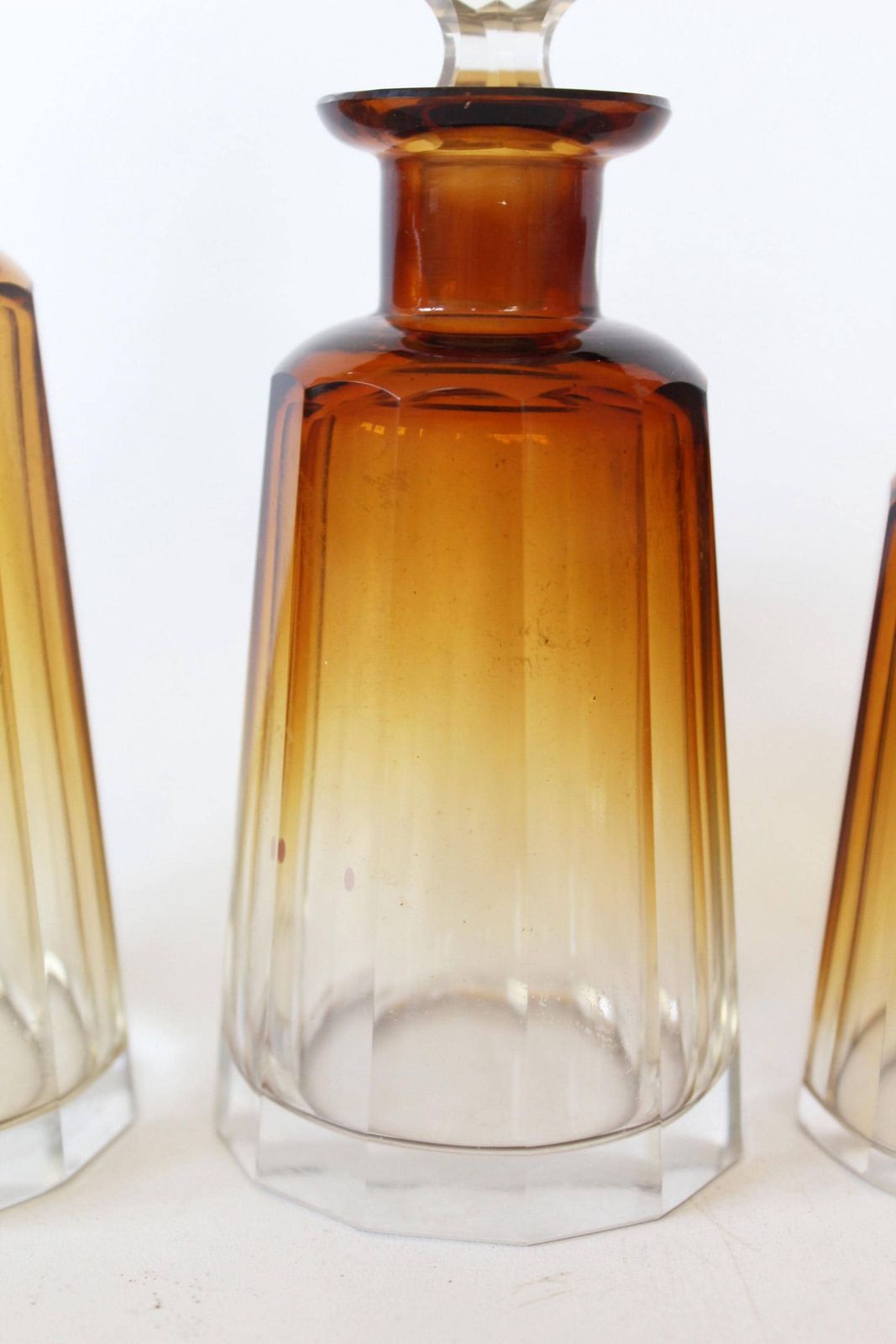 Set Van 3 Franse Antieke Kristallen Parfumflesjes, Ca. 1930, Art Deco, Kleurverloop Van Donker Amber Naar Helder, Geslepen Facetten, Kunstglas, Ongesigneerd photo Woonaccessoires