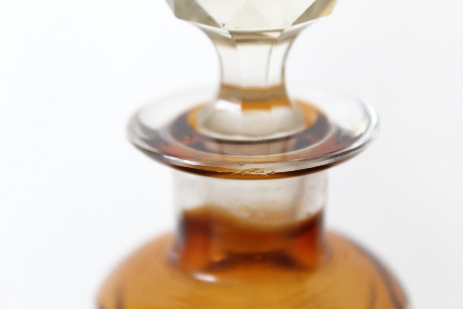 Set Van 3 Franse Antieke Kristallen Parfumflesjes, Ca. 1930, Art Deco, Kleurverloop Van Donker Amber Naar Helder, Geslepen Facetten, Kunstglas, Ongesigneerd photo vinterior