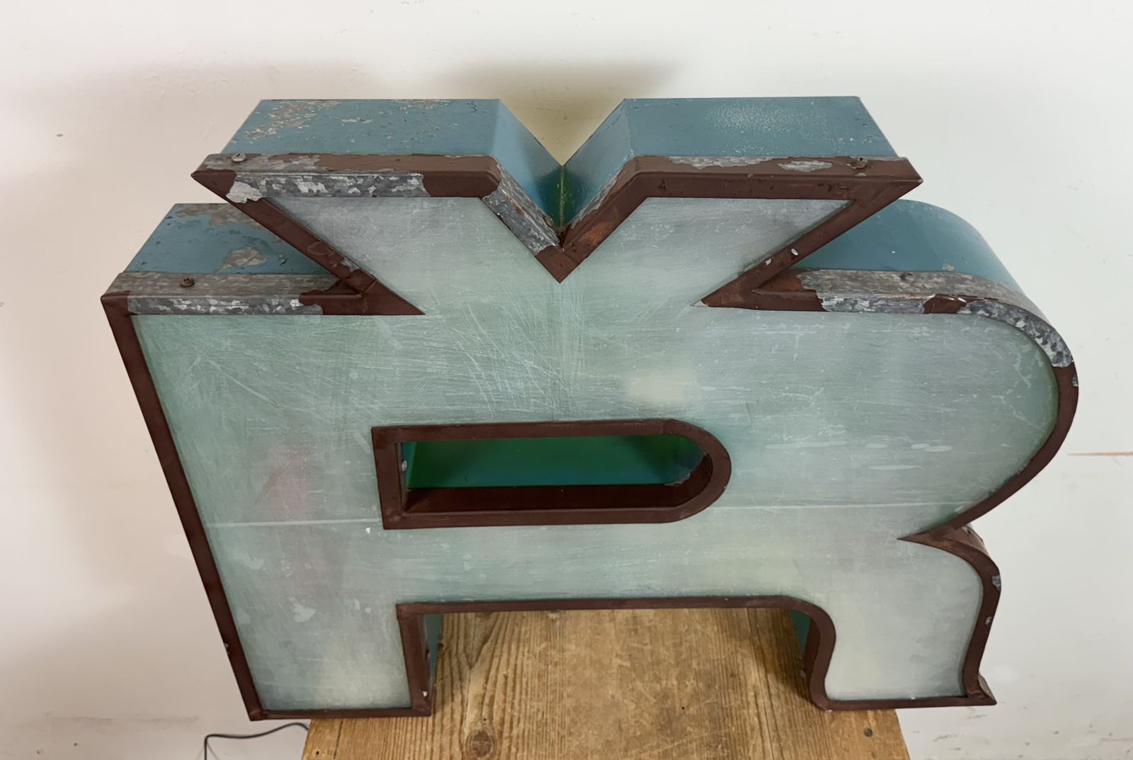 photo vinterior Large Vintage Illuminated Advertising Letter ř , 1960s