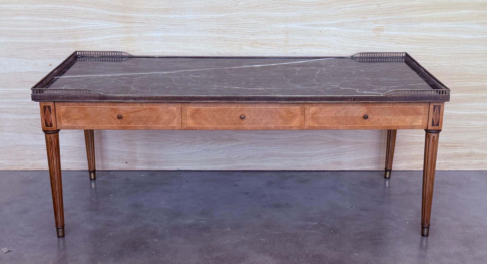 Table bouillotte rectangulaire du début du XXe siècle, pieds cannelés et tiroirs photo Mobilier