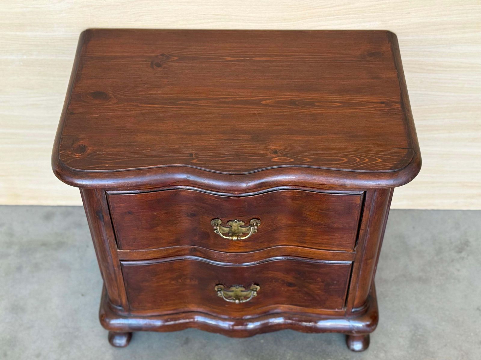 photo for sale Paire de tables de chevet françaises en noyer massif à deux tiroirs