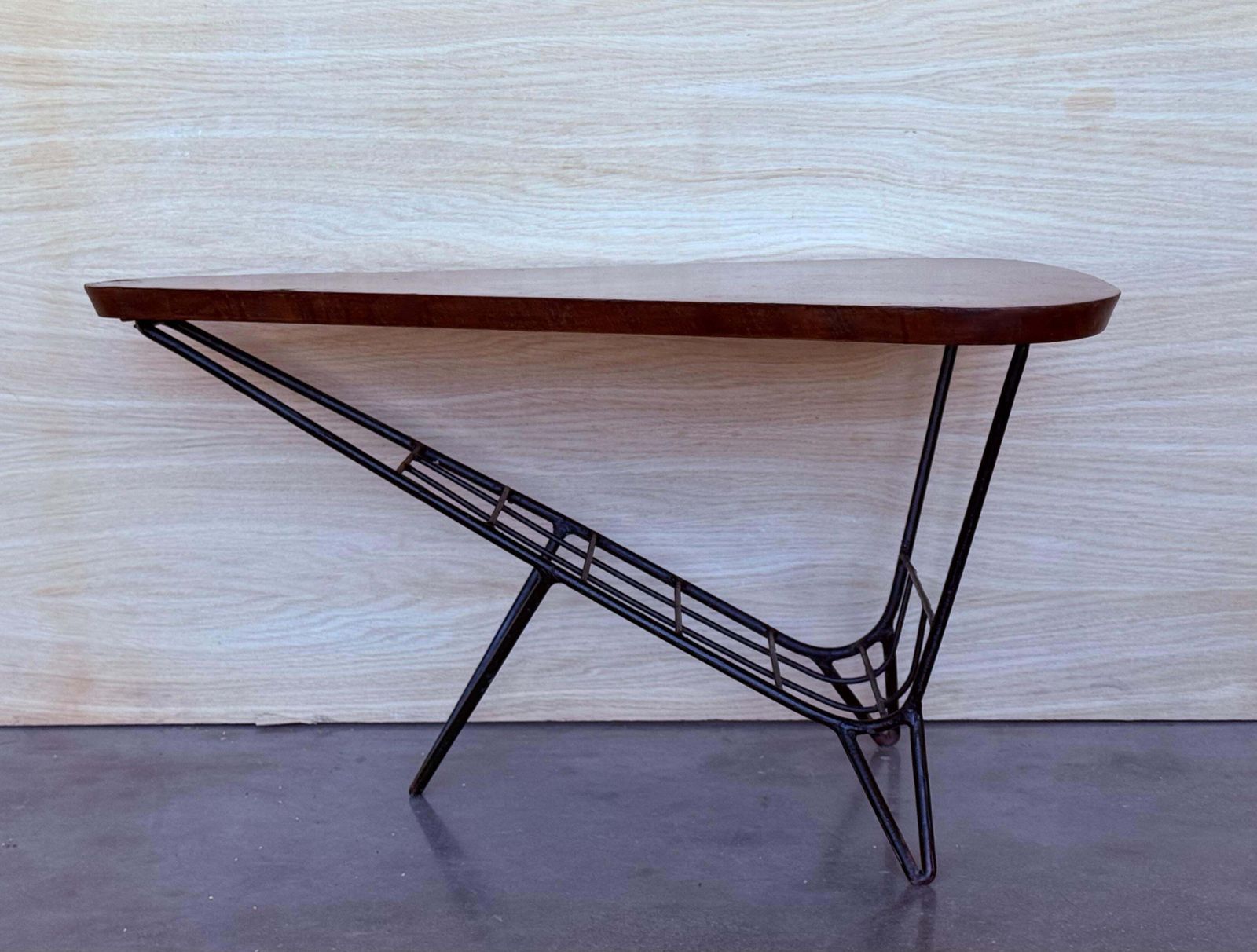 Table basse triangulaire danoise avec porte-revues en métal et teck, années 1960 photo furniture