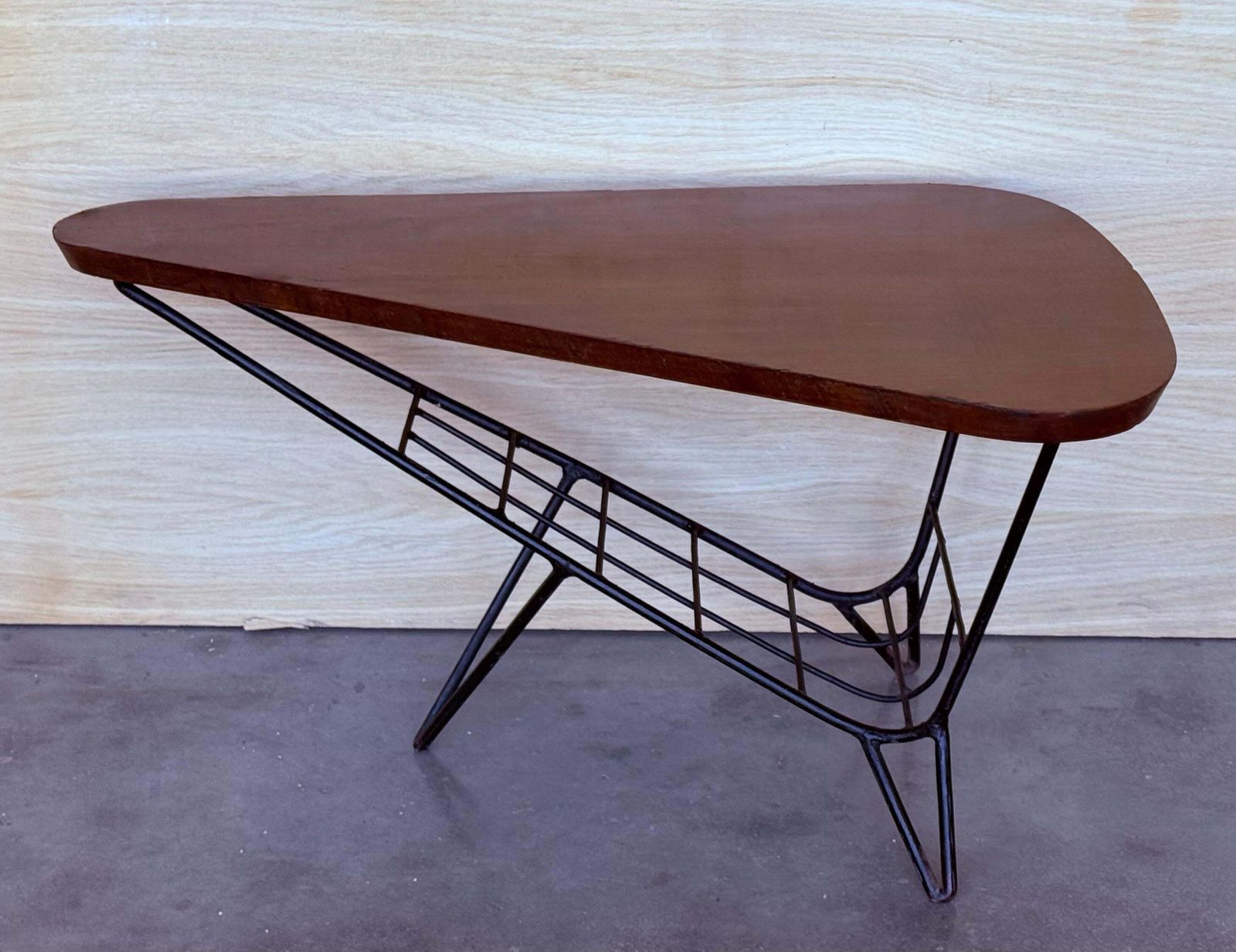 Table basse triangulaire danoise avec porte-revues en métal et teck, années 1960 photo Mobilier