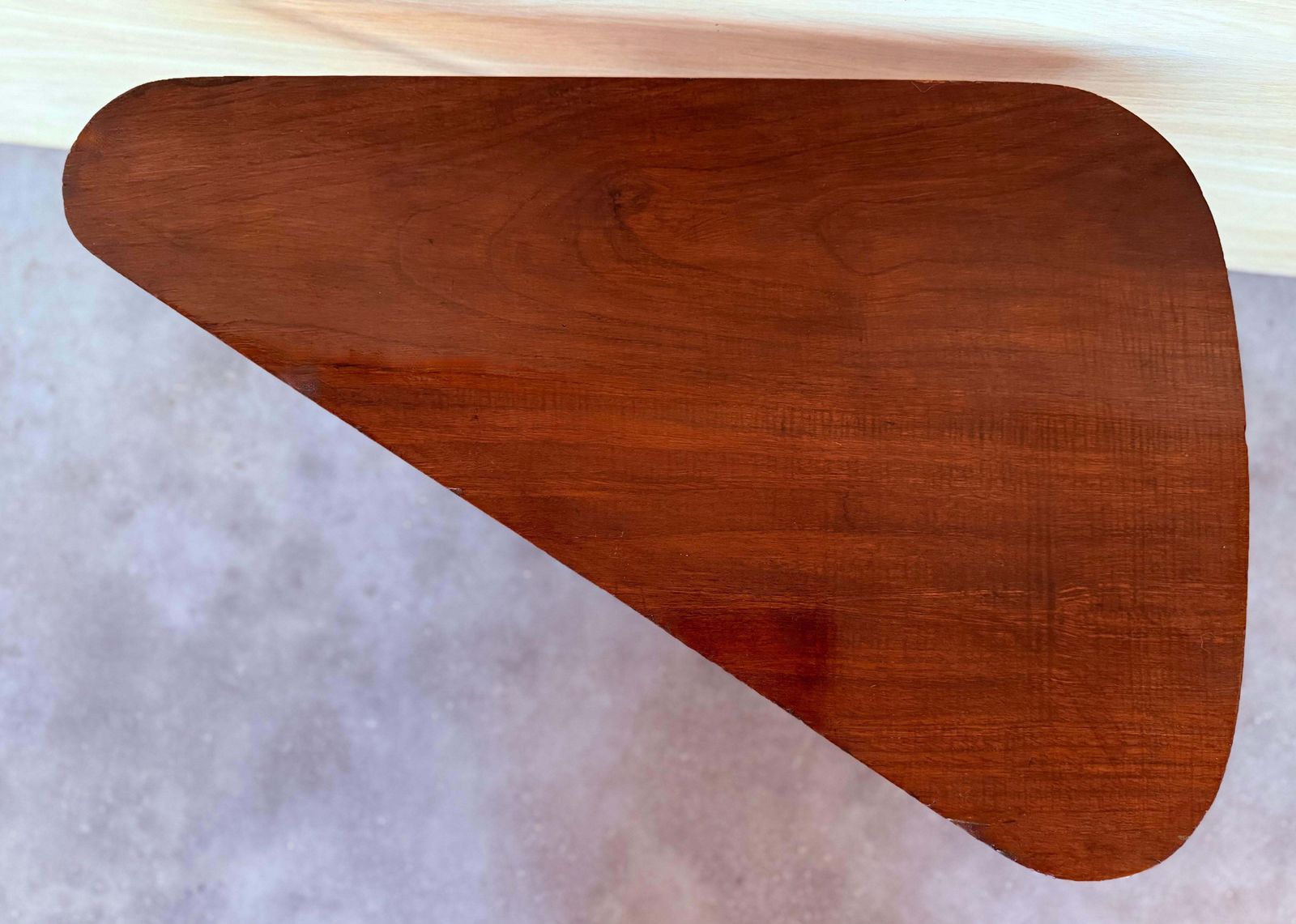 Table basse triangulaire danoise avec porte-revues en métal et teck, années 1960 photo vinterior