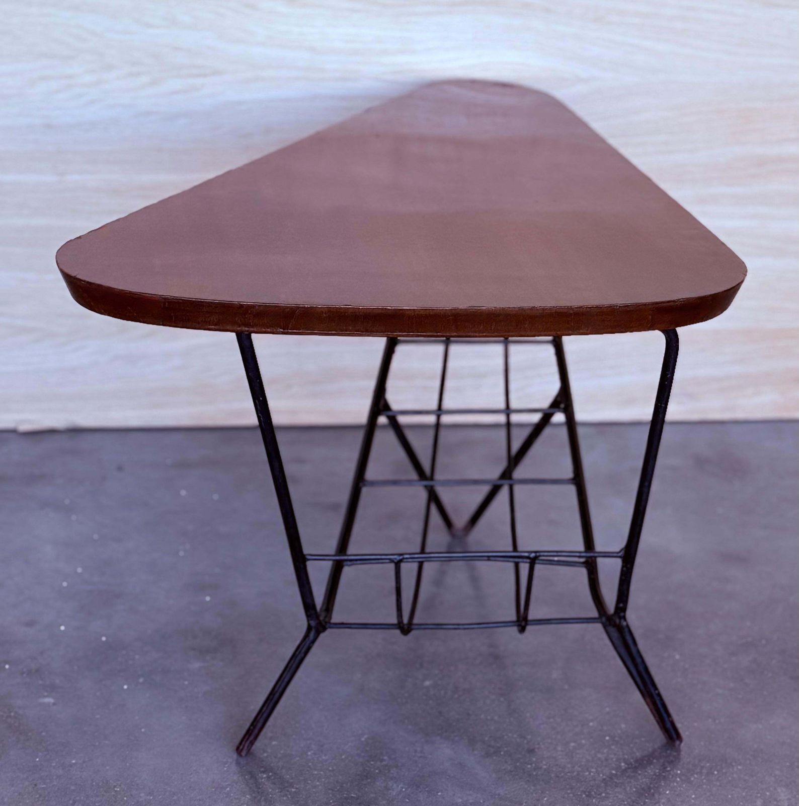 Table basse triangulaire danoise avec porte-revues en métal et teck, années 1960 photo buy