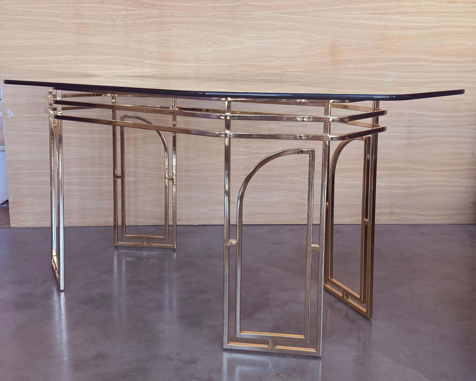 photo furniture Table à manger italienne mid-century modern en laiton géométrique, plateau en verre