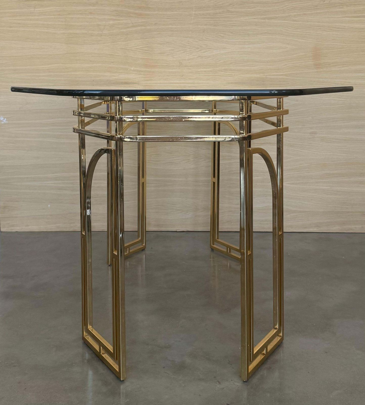 6590.0 Table à manger italienne mid-century modern en laiton géométrique, plateau en verre photo