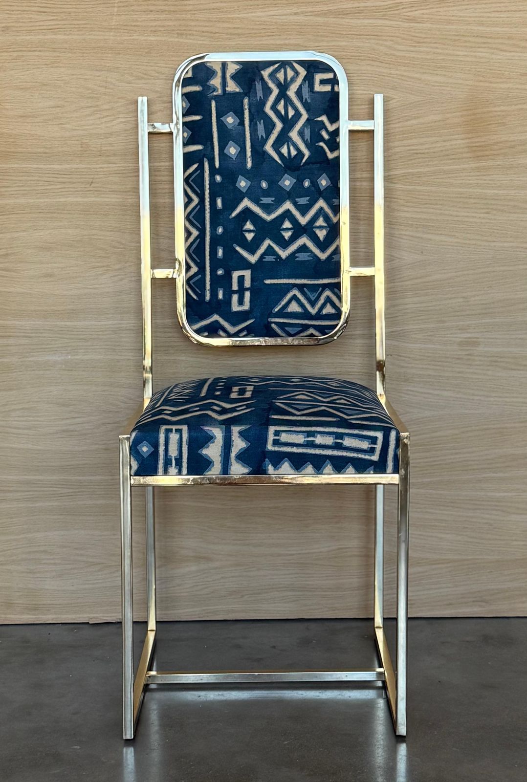 Ensemble de six chaises de salle à manger dorées en laiton, revêtement à motifs géométriques photo furniture