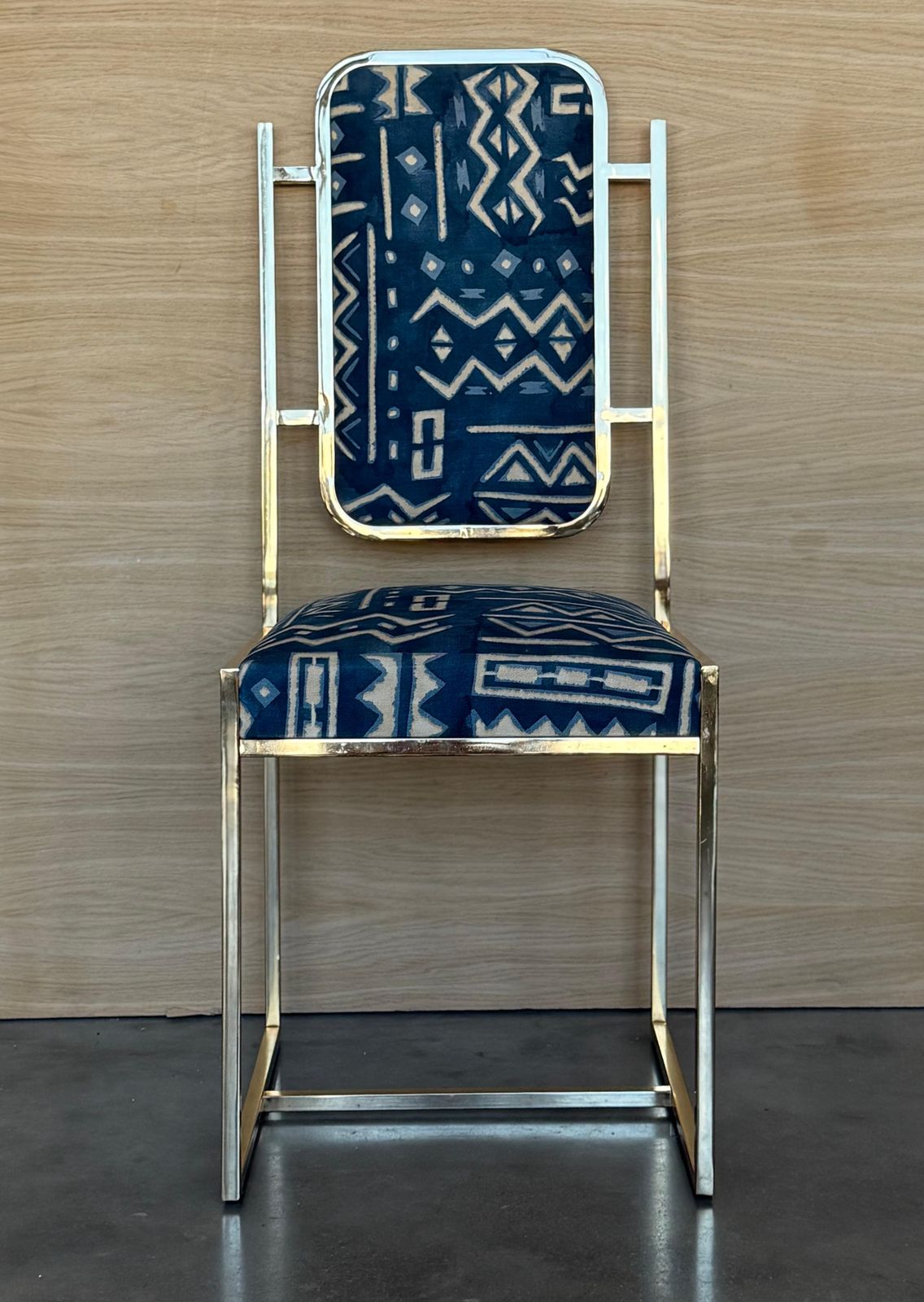 Ensemble de six chaises de salle à manger dorées en laiton, revêtement à motifs géométriques photo for sale