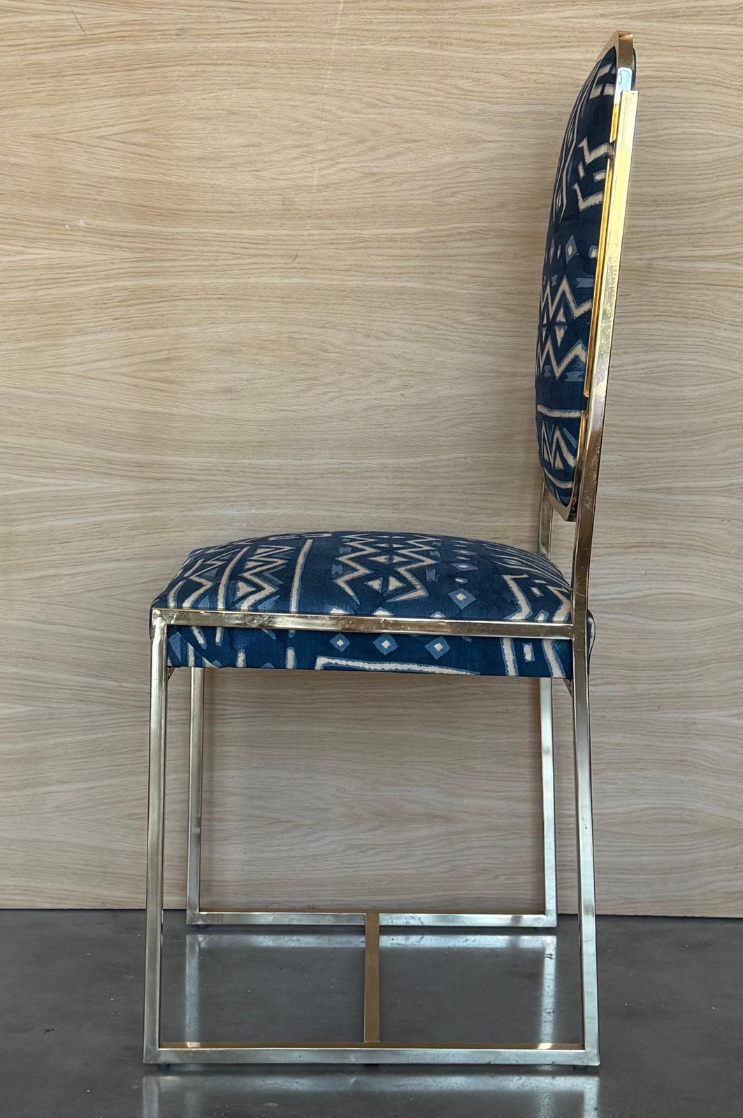 photo furniture Ensemble de six chaises de salle à manger dorées en laiton, revêtement à motifs géométriques