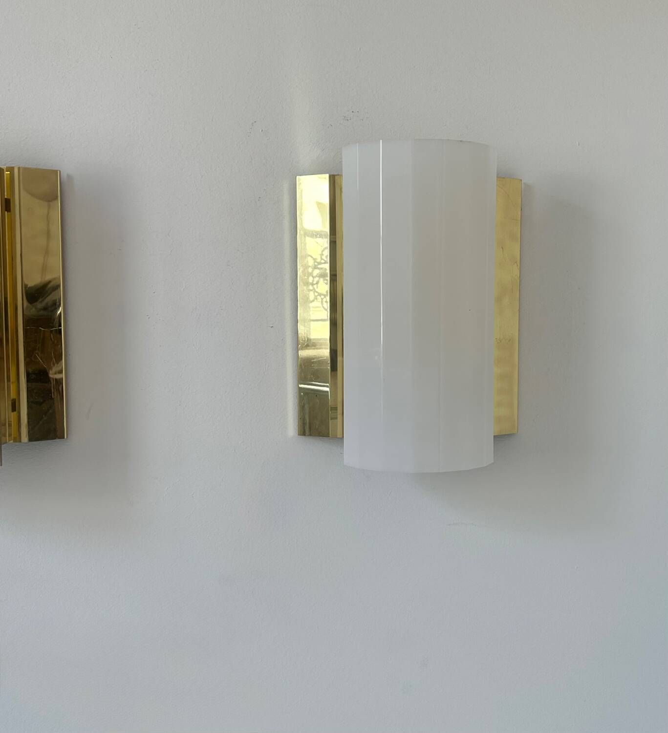 Paire D’appliques En Laiton Et Perspex, Fagerhult Suède 1970 photo furniture
