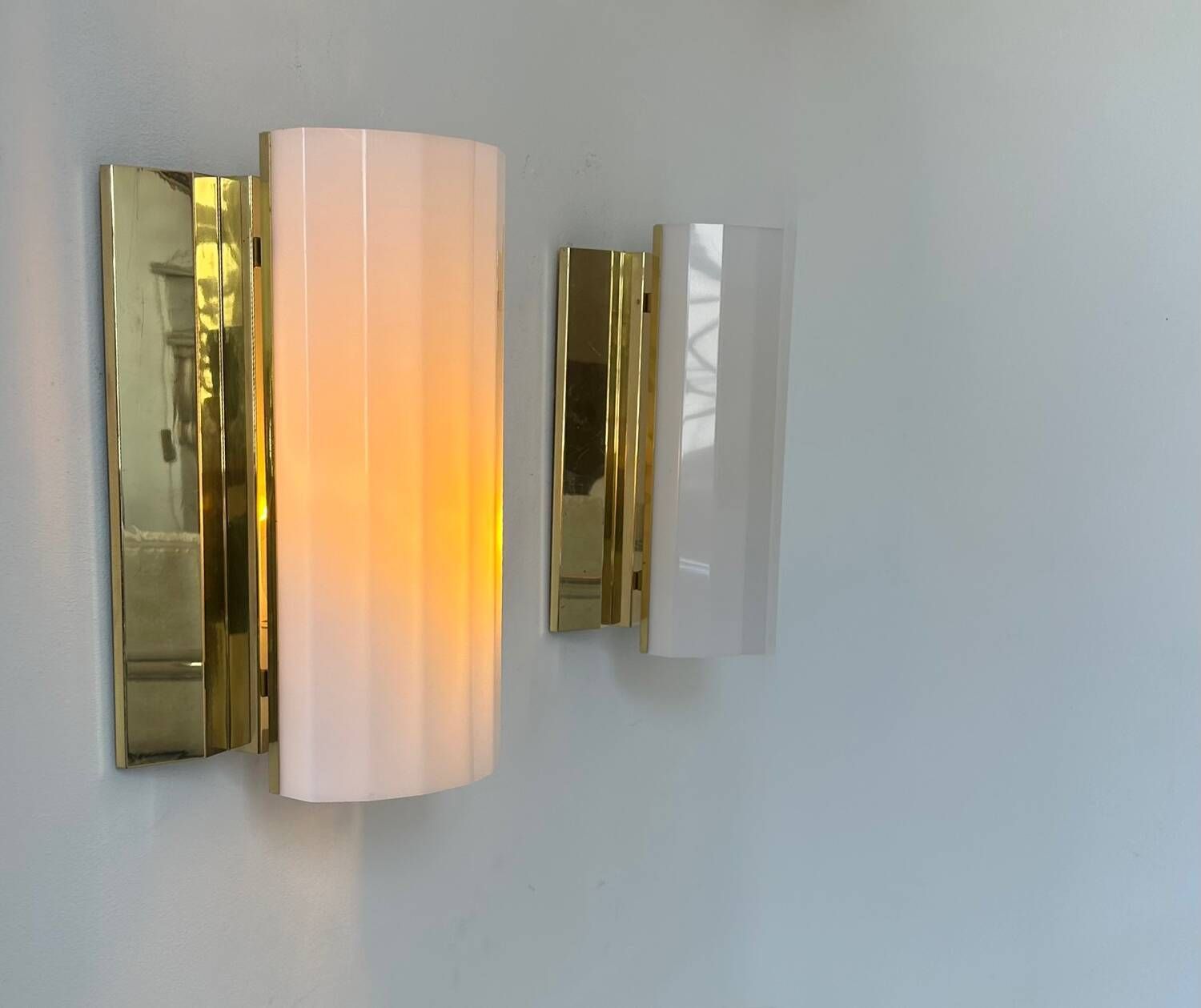 Paire D’appliques En Laiton Et Perspex, Fagerhult Suède 1970 photo vinterior