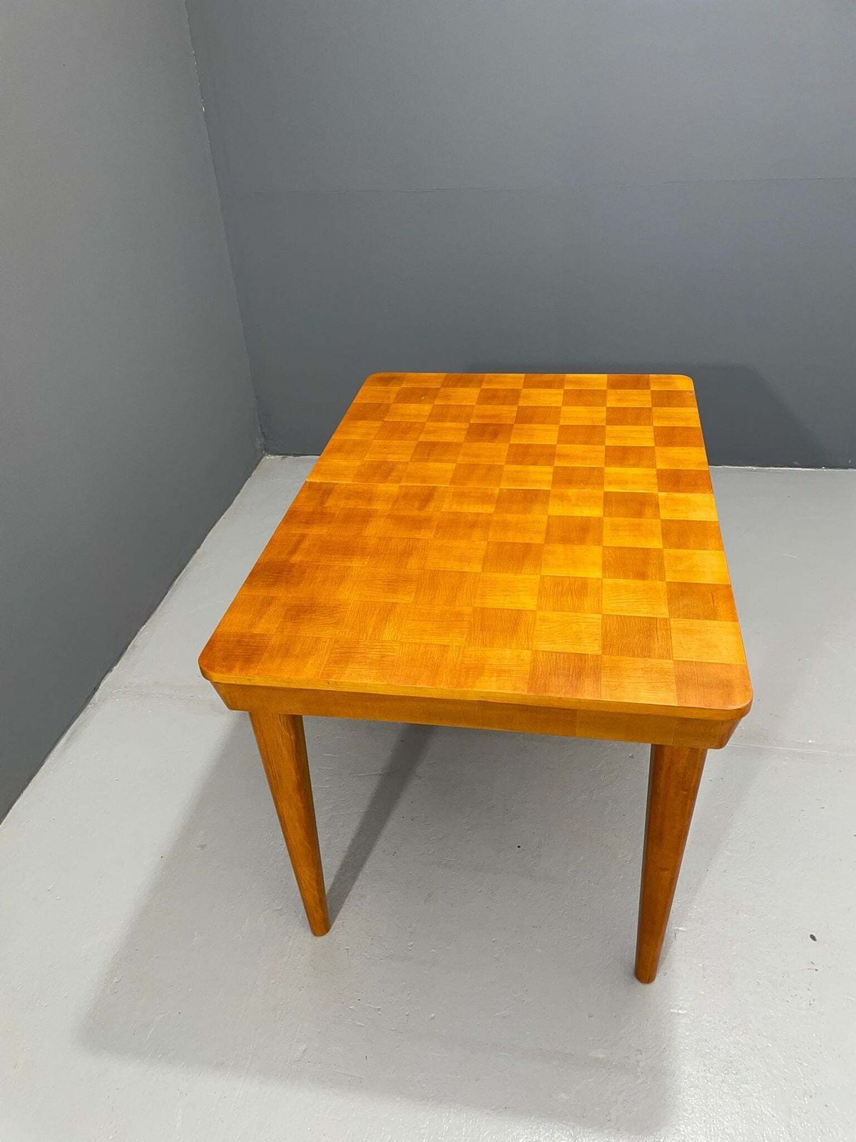 photo for sale Uitschuifbare Eettafel Met Dambordfineer – Jindřich Halabala, Jaren 1940–50