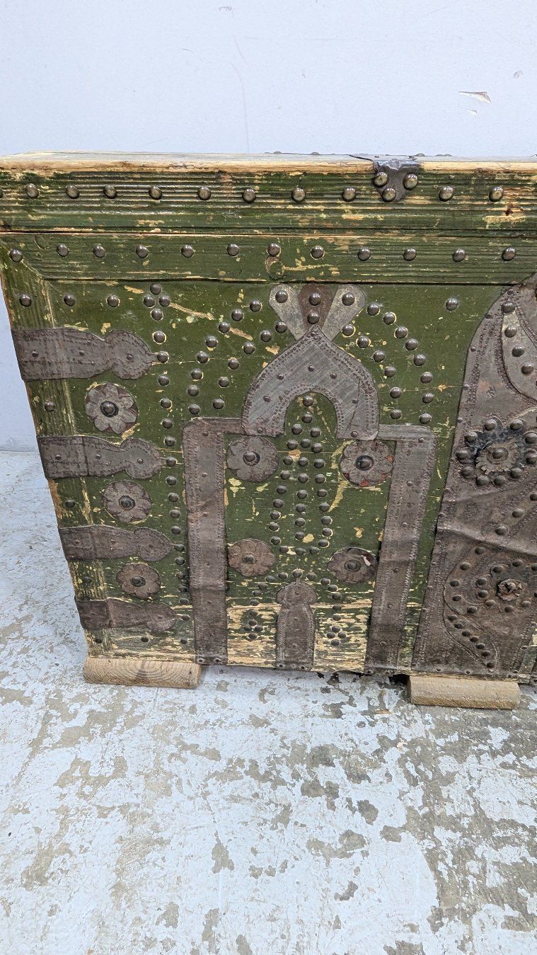 Greek Chest In White Wood And Iron, 19th Century photo vinterior