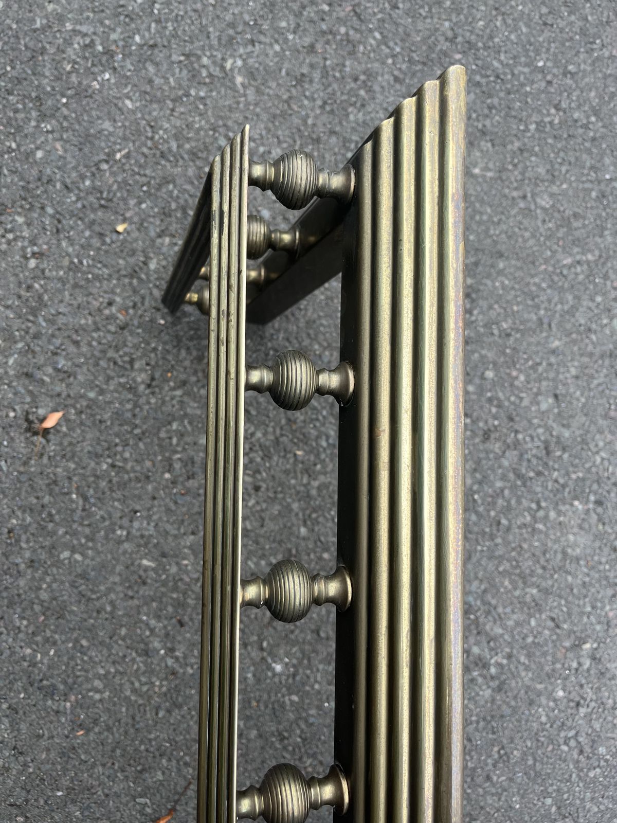 photo furniture Classical Country House Antique Brass Fireplace Fender – C.1870 – Turned Bobbin Detail