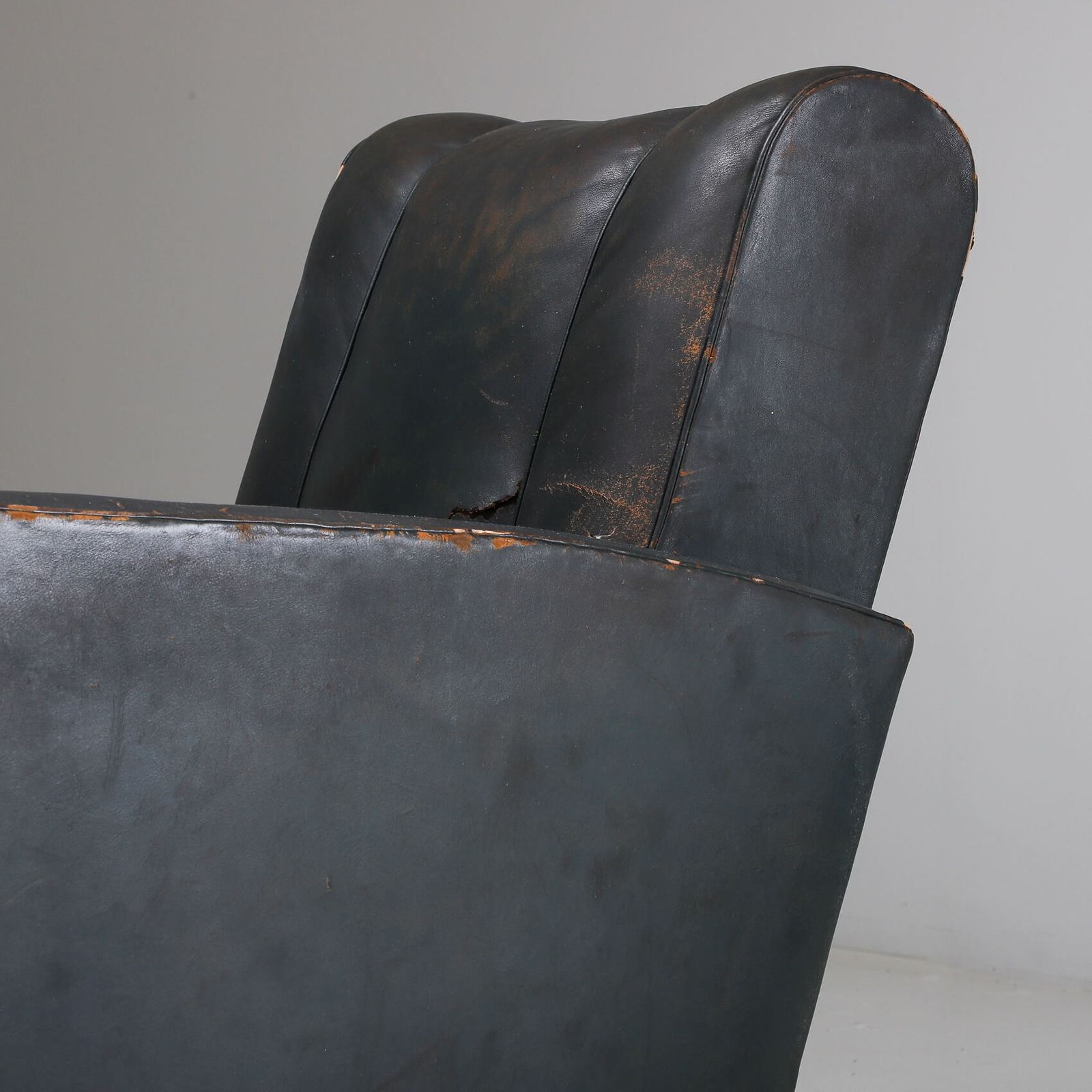 photo vintage Pair Of Art Deco Leather Chairs