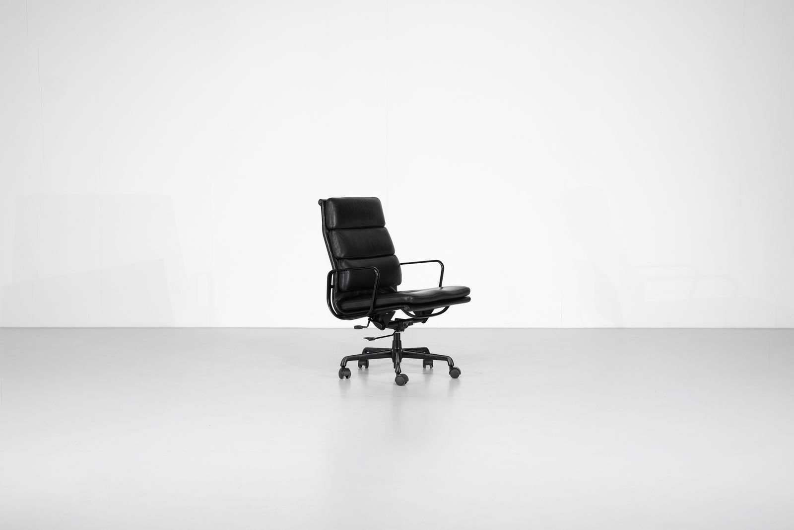 Armchair Soft Pad Chair "Ea 219" Charles Ray Eames, USA 1969. photo for sale