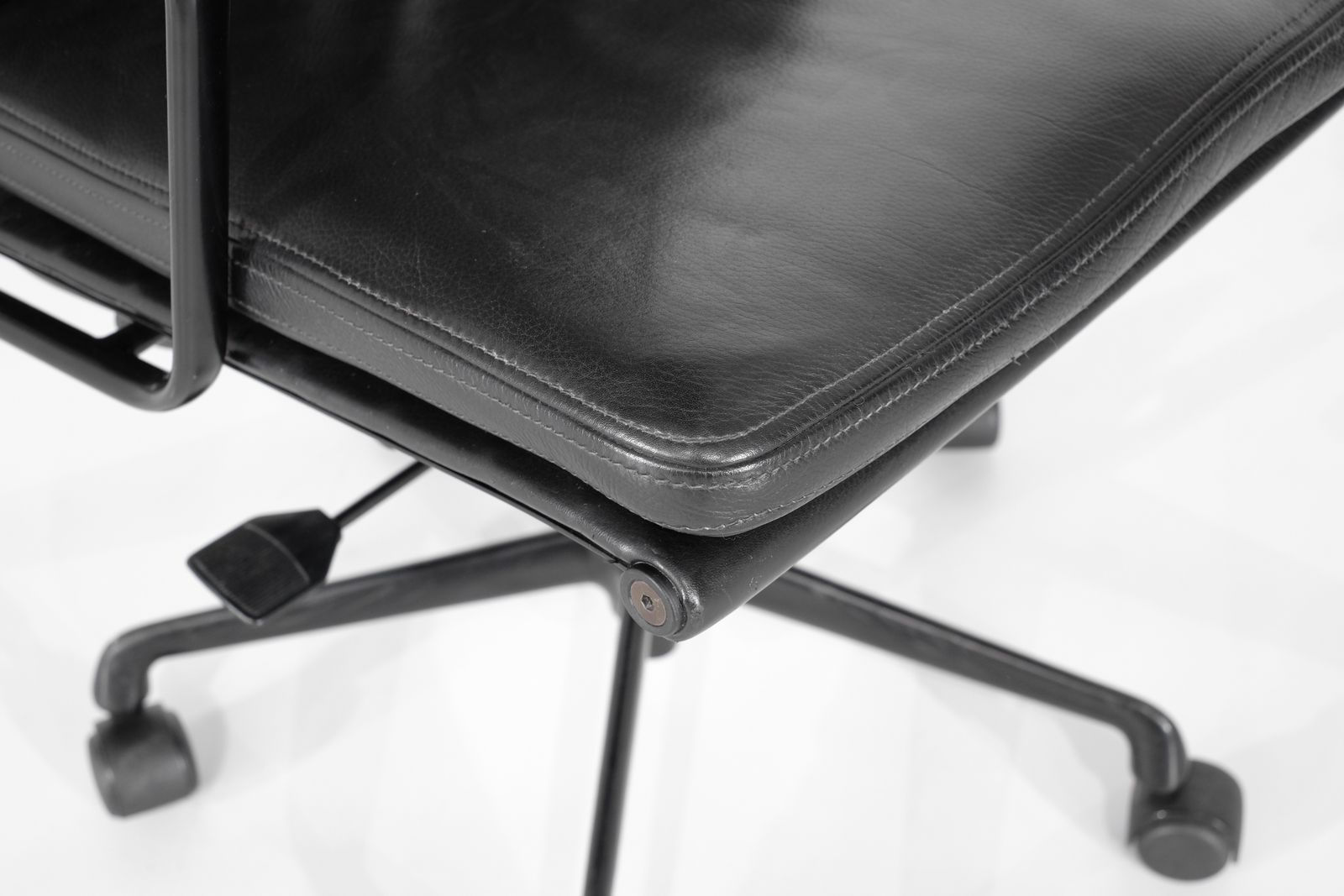 photo for sale Armchair Soft Pad Chair "Ea 219" Charles Ray Eames, USA 1969.