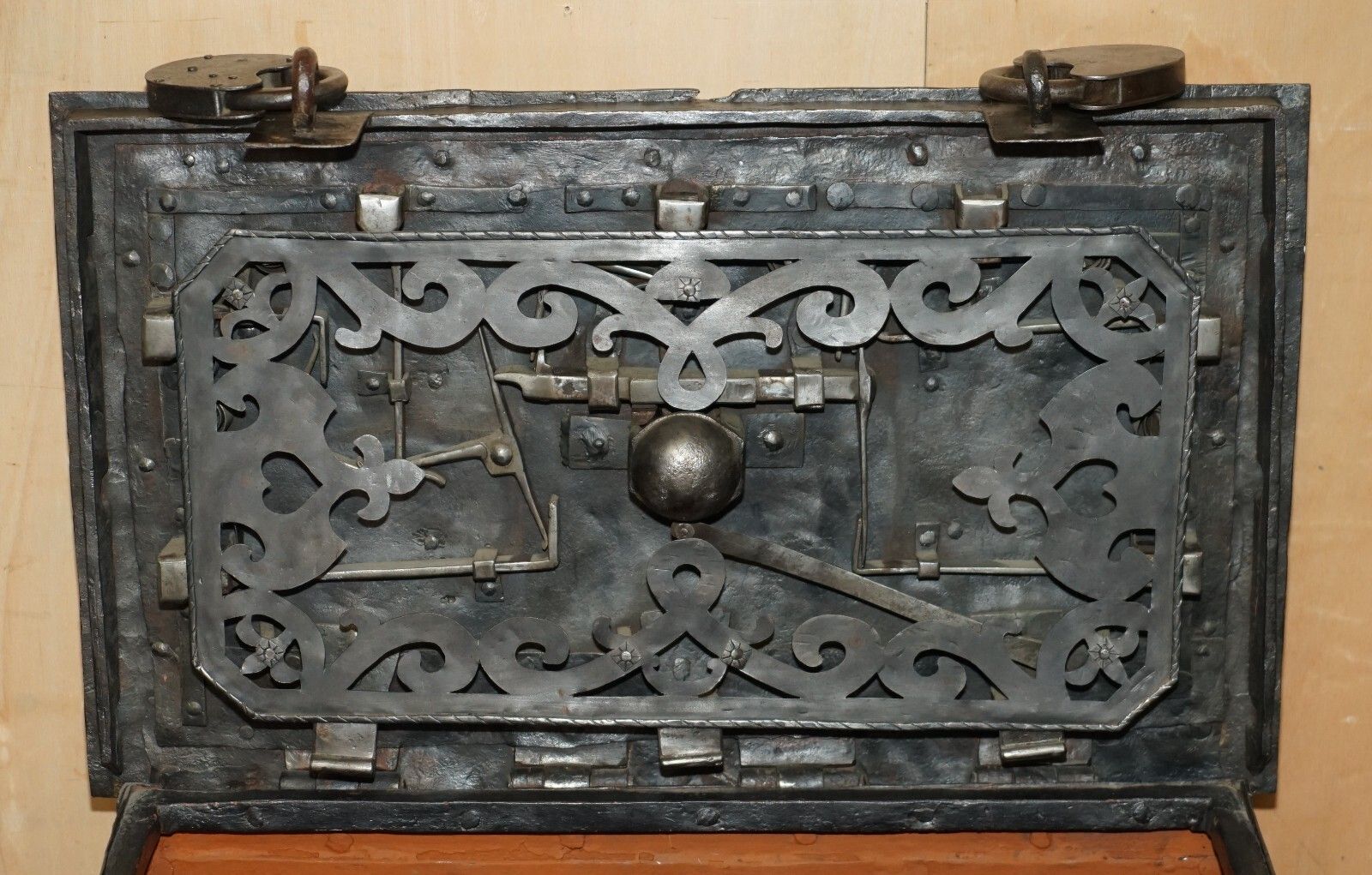 photo vintage Fine Early 17th Century German Wrought Iron Safe Chest Trunk With Original Key