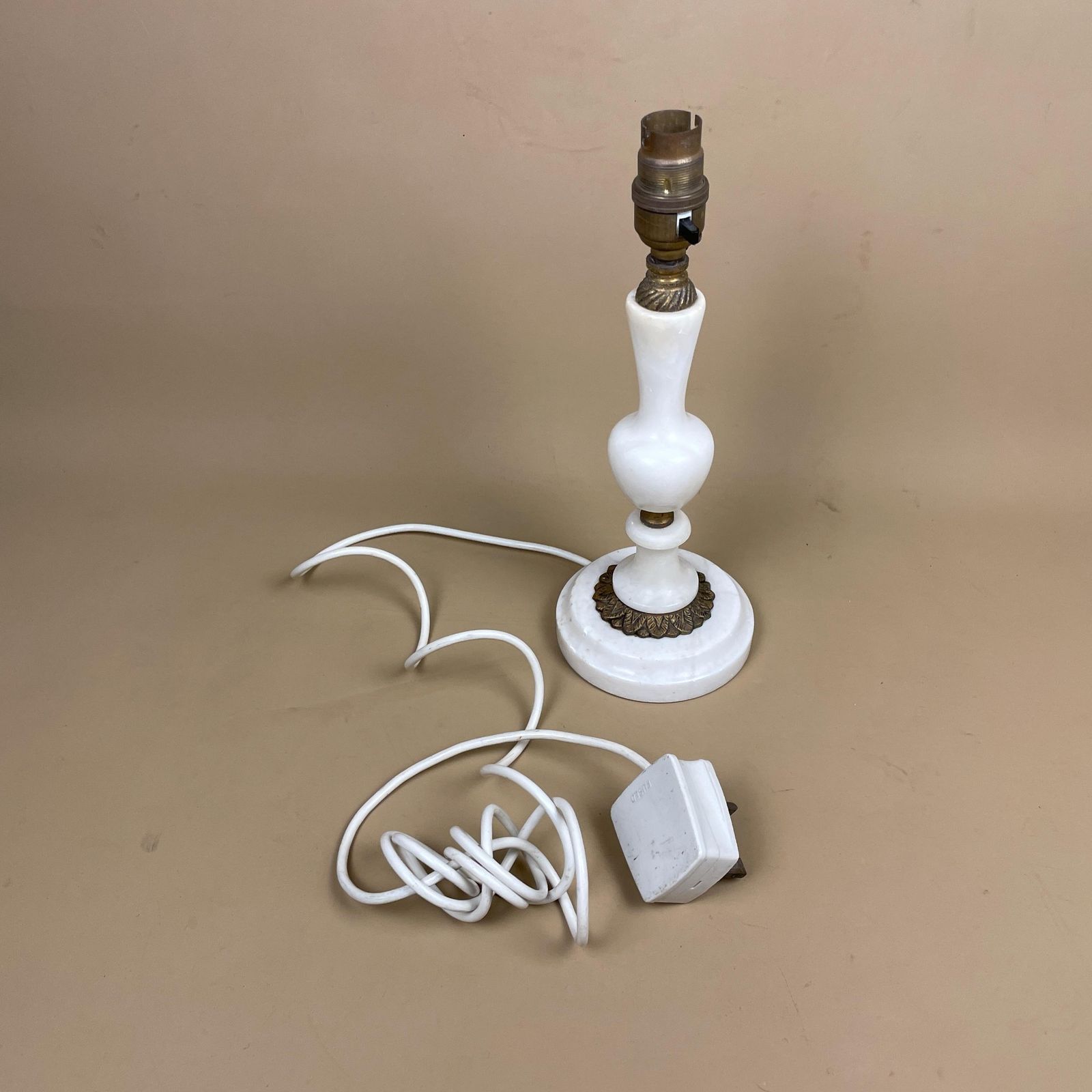 photo furniture Antique Onyx Marble Lamp Light White Gold Ornate Brass Bedside Side Table Desk Marbled Patterned Vintage Stone Heavy Round Base Medium