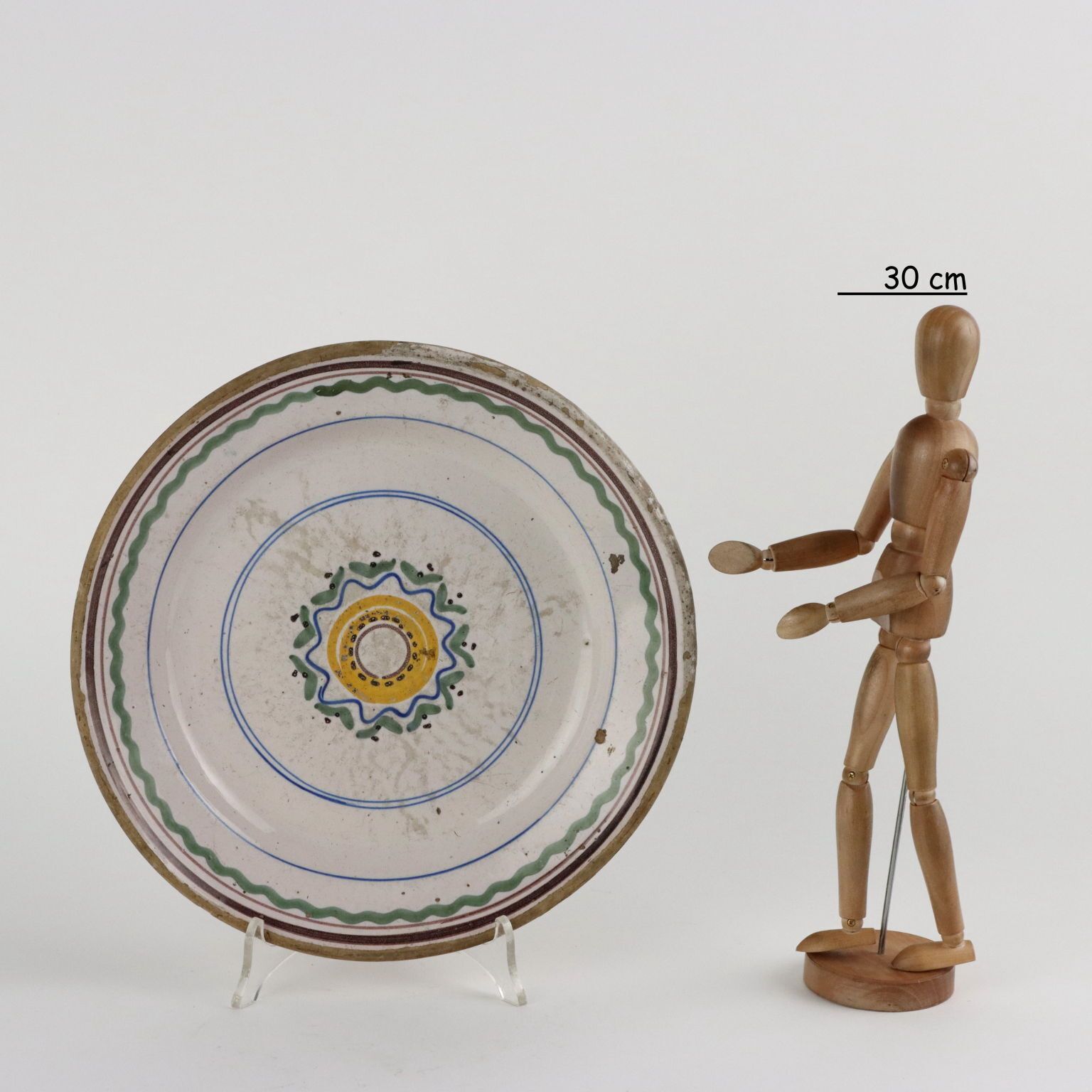 Assiette en majolique d'époque, décors polychromes, Italie, XVIIIe siècle photo furniture