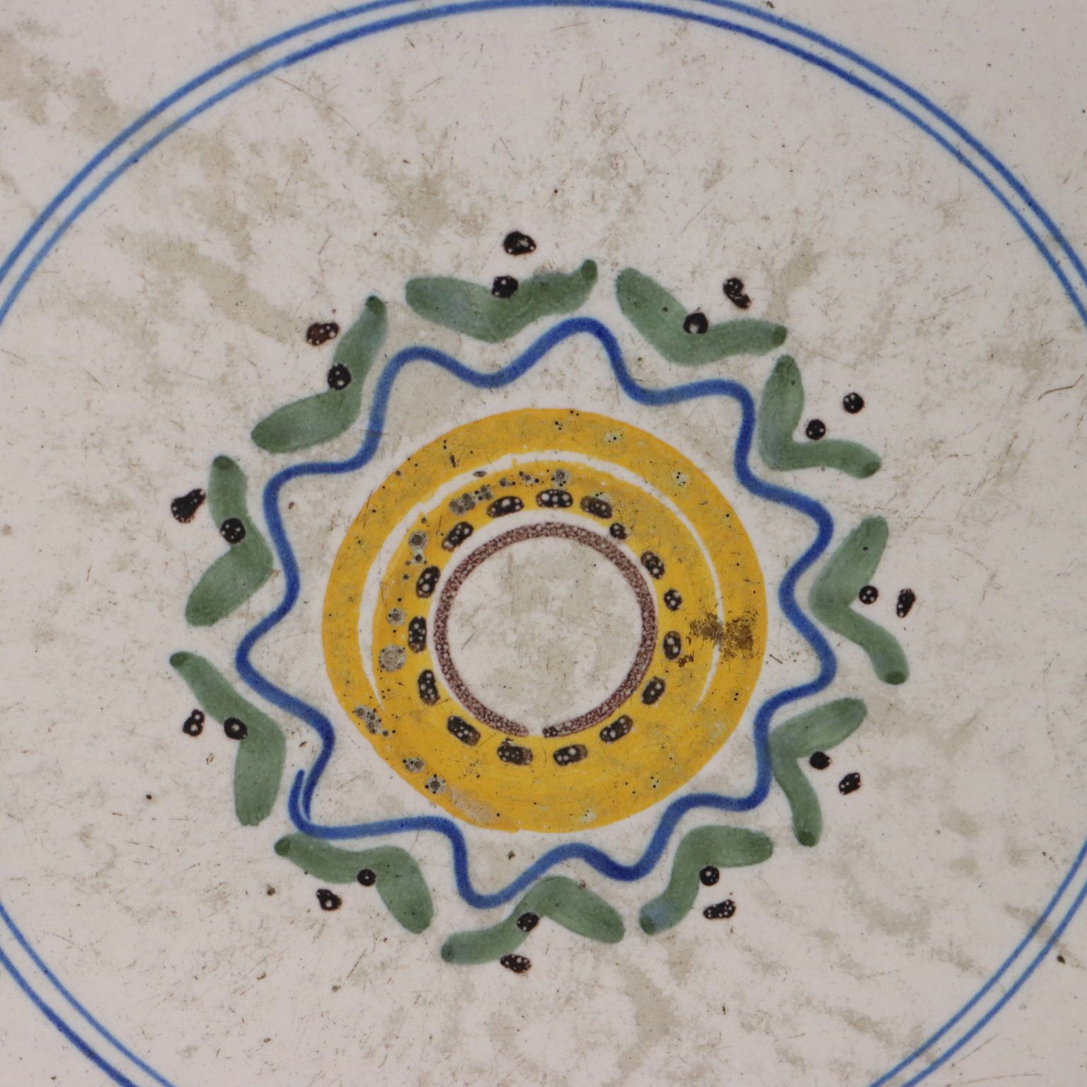 Assiette en majolique d'époque, décors polychromes, Italie, XVIIIe siècle photo for sale
