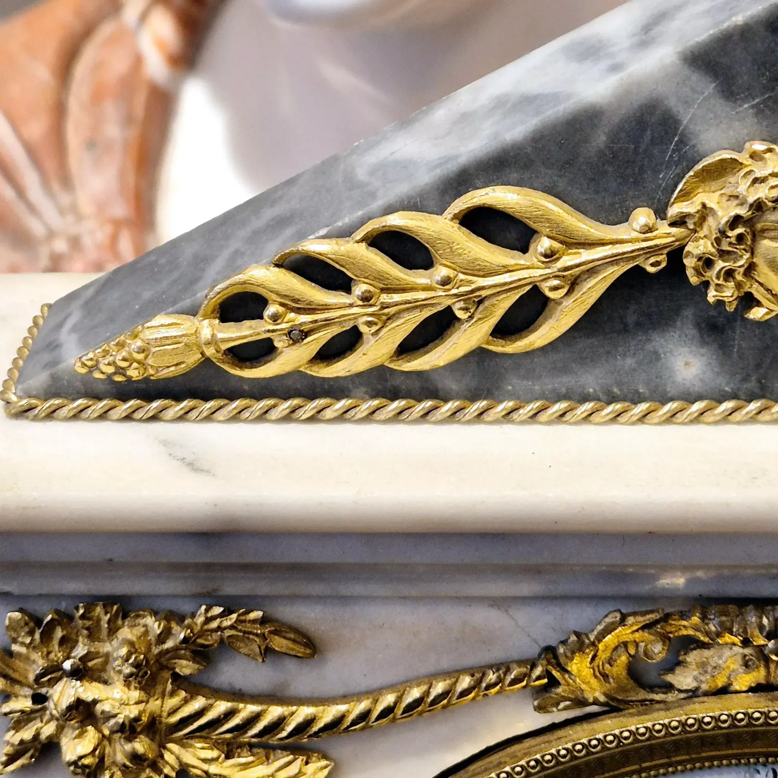 photo vintage Empire Period Portico Clock In White Marble And Gilt Bronze, 19th Century