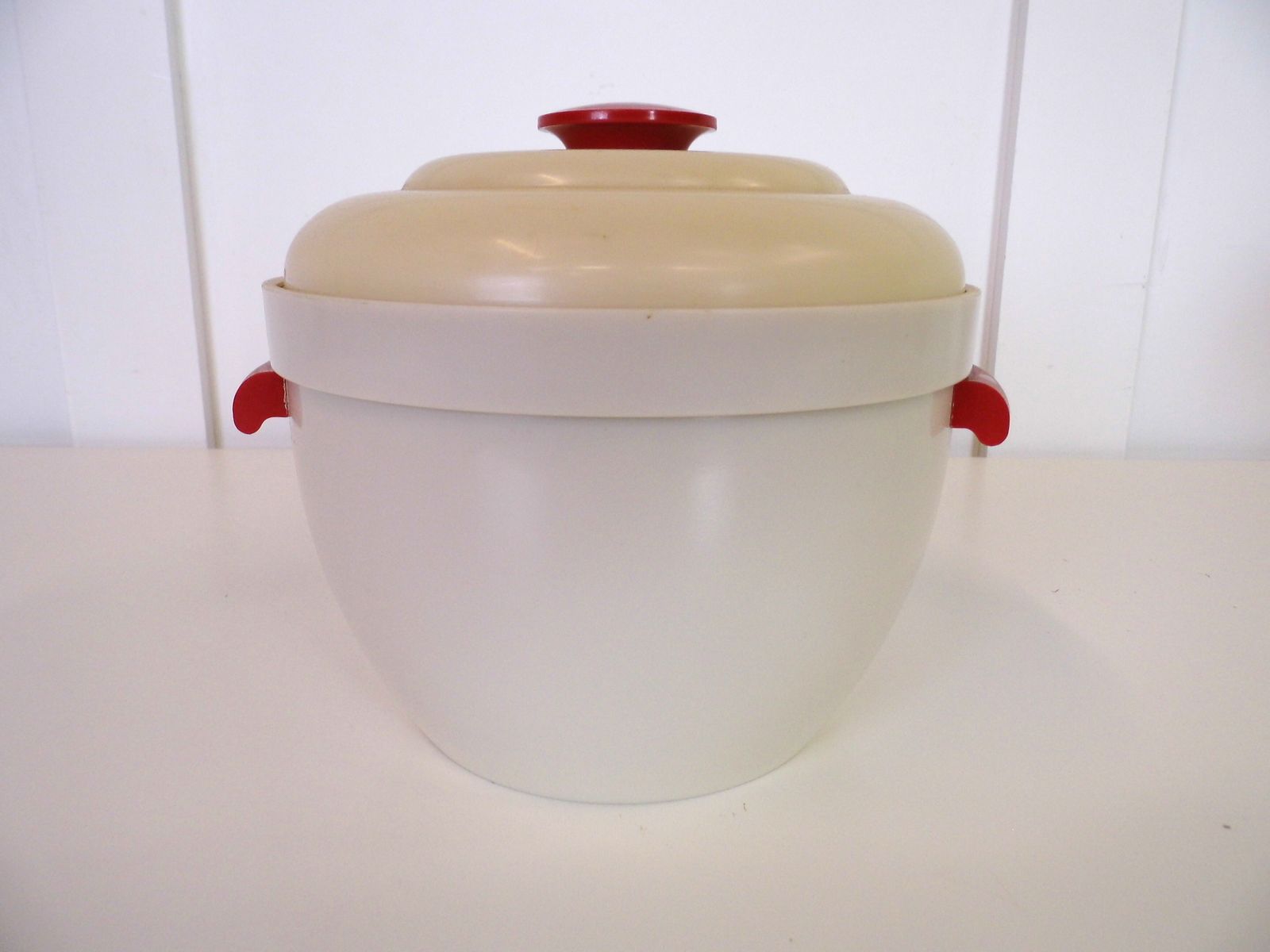 Vintage Art Deco Bakelite Thermos White And Red Bar Ice Bucket Cocktails Ice photo vintage