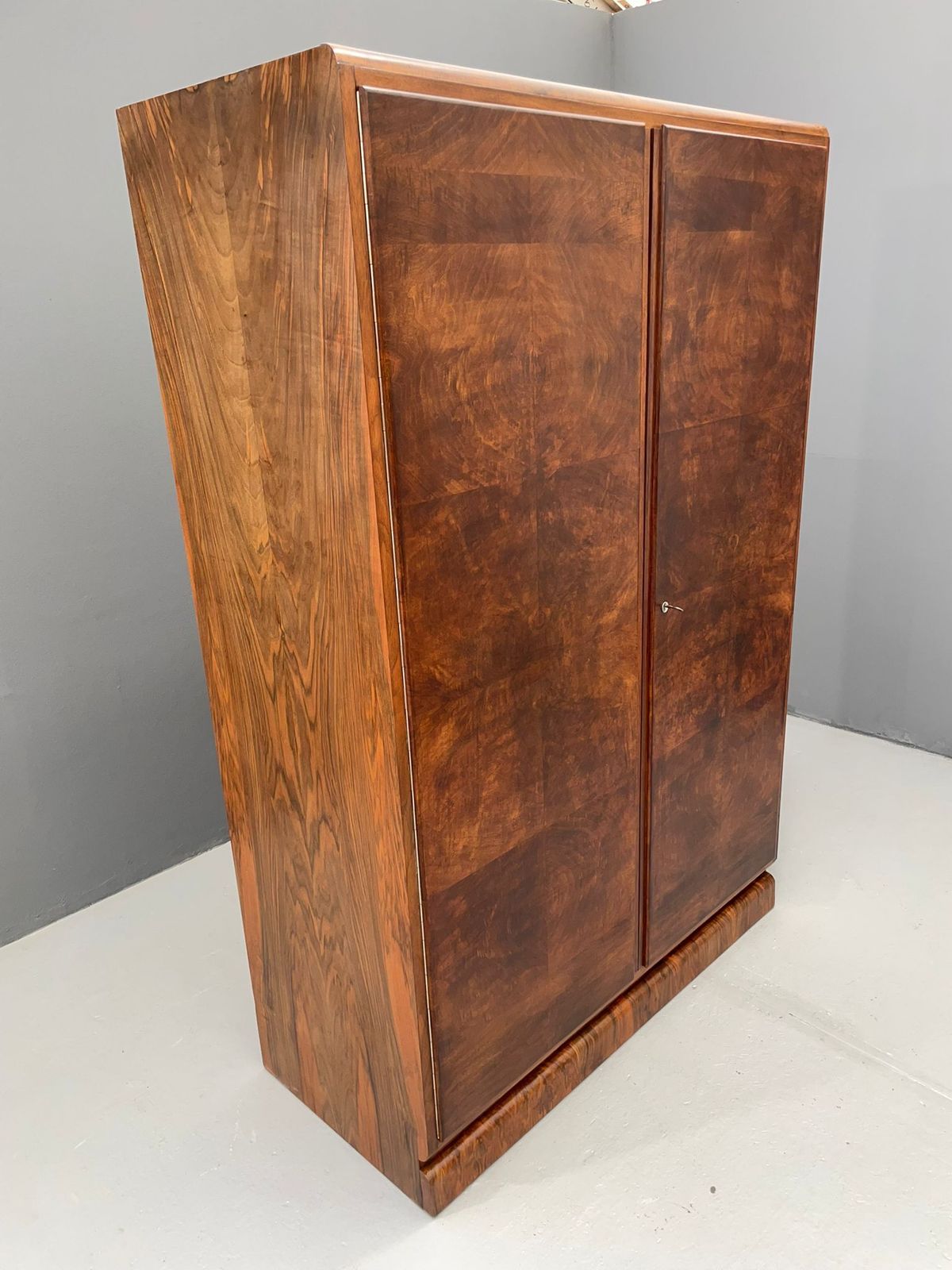 Your20th Gerestaureerde Kledingkast Met Walnootfineer En Art Deco Invloeden, Jaren 1930–1960 Rs. 147.700,00 photo for sale