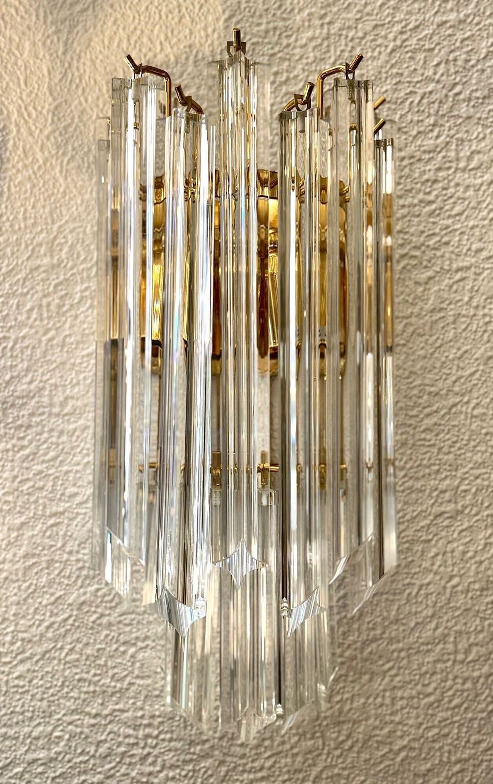 photo vintage A Pair Of Large 1980s Novorasi Quadriedri Murano Glass And Brass Wall Sconces