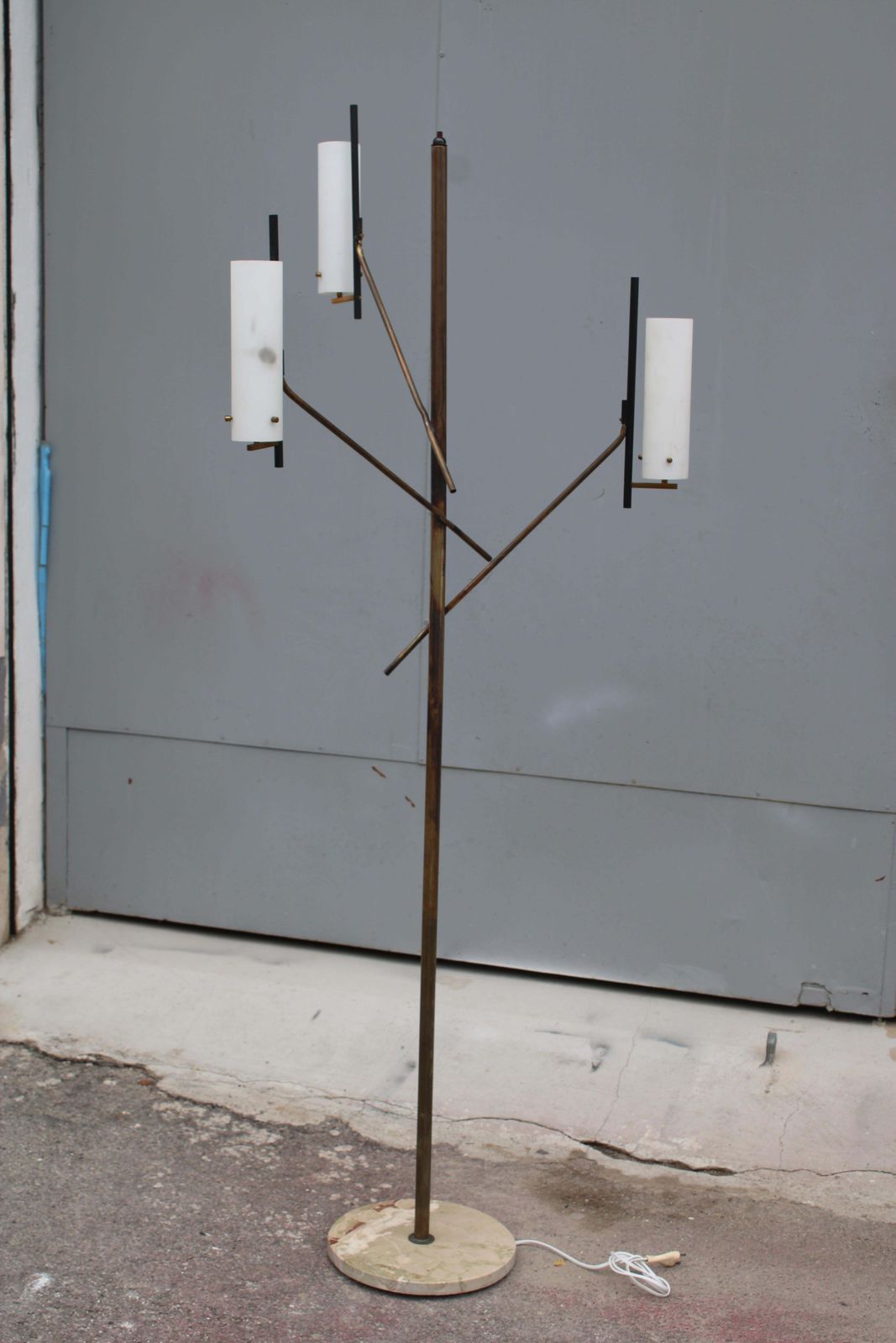 photo vintage 1950 Italian Floor Lamp In Brass And Glass Arredoluce Style