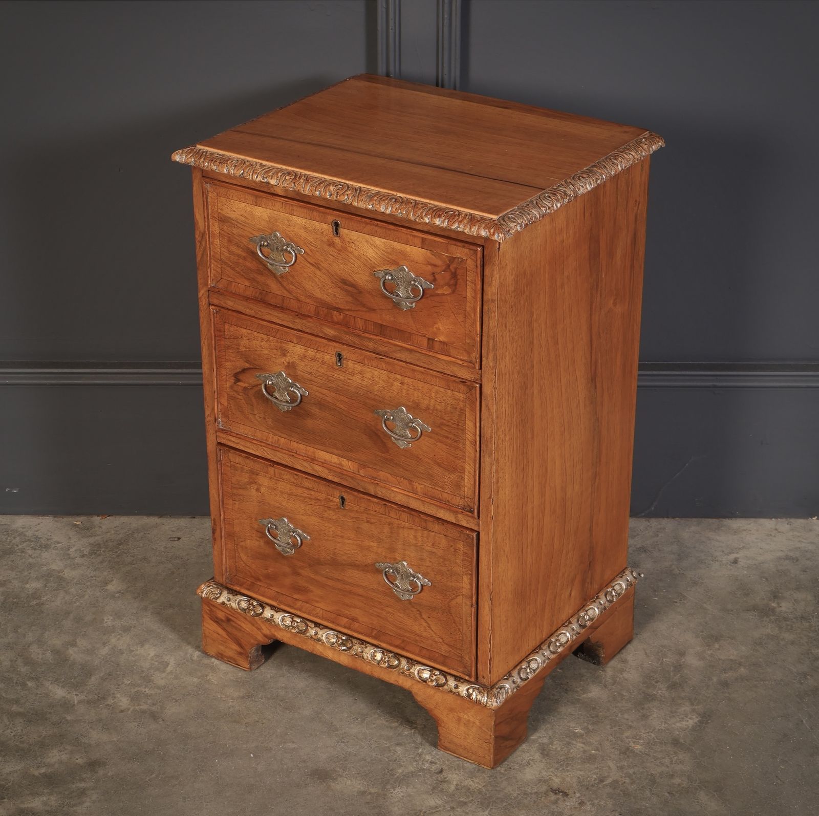 photo vintage Pair Of Walnut Bedside Chests, 1900s